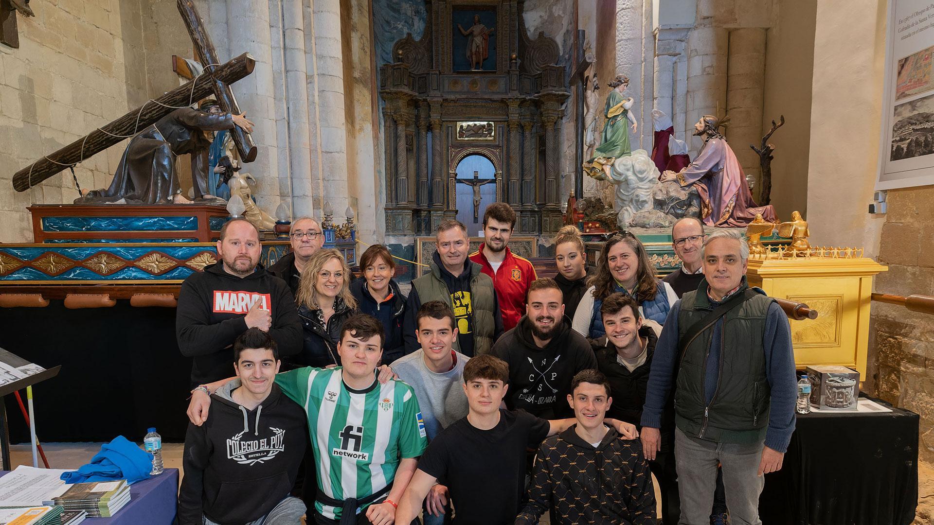 Un grupo de voluntarios, entre ellos varios jóvenes, se juntó el sábado en el Santo Sepulcro para ir preparando los pasos