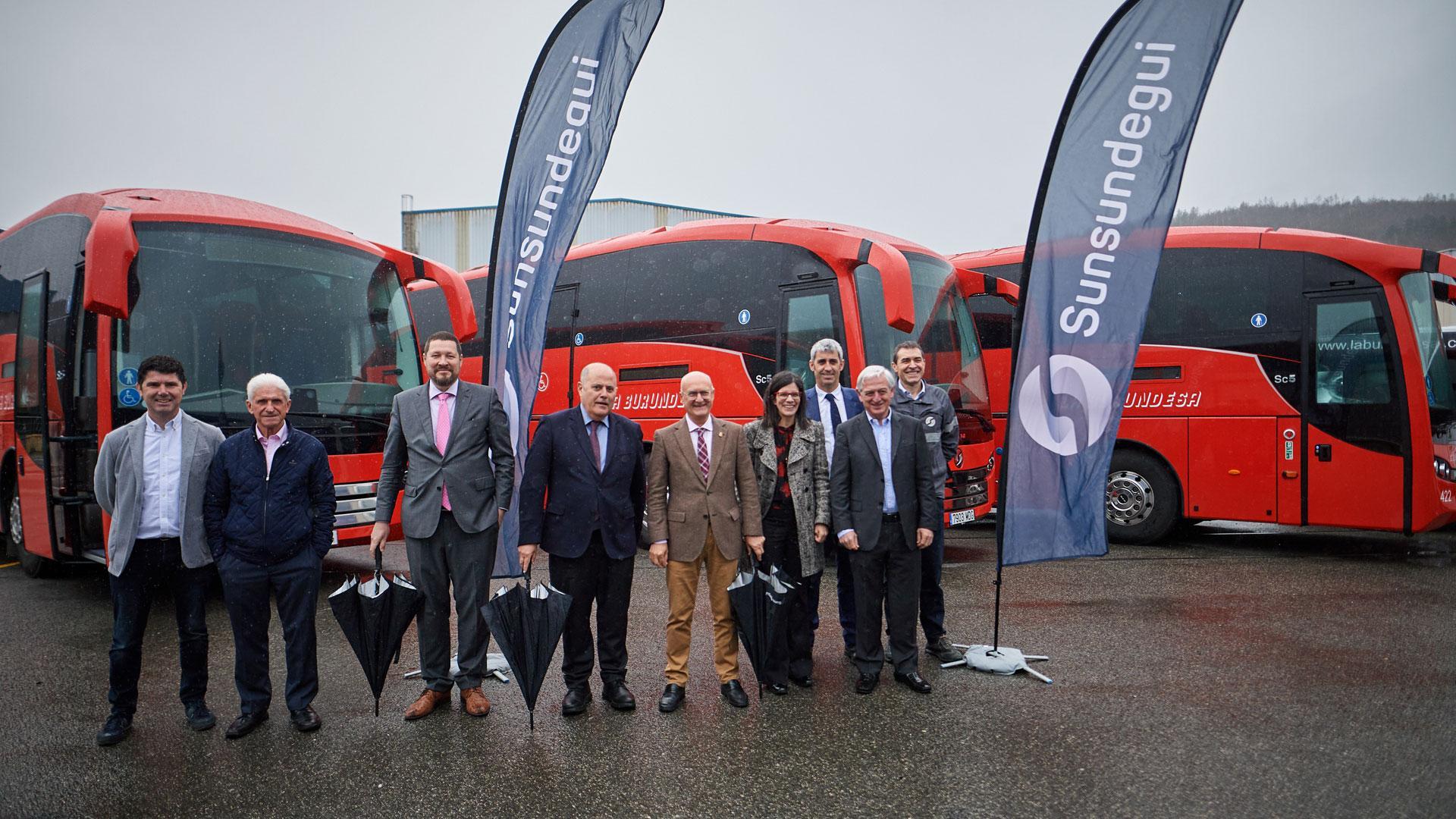 PRESENTACIÓN DEL NUEVO SERVICIO De izda. a dcha., el director de Operaciones La Burundesa, Javier Fonseca; el gerente de La Burundesa, Javier Ochoa; el director comercial de Sunsundegui, Andrey Solntsev; el CEO de Grupo Autobuses La Unión, Joaquín Acha; el consejero Bernardo Ciriza; la directora general de Transportes, Berta Miranda; el director general de Grupo Autobuses la Unión, Claudio Lesaca; el CEO de Sunsundegui, José Ignacio Murillo; y el director general de Sunsundegui, Félix Aramendía