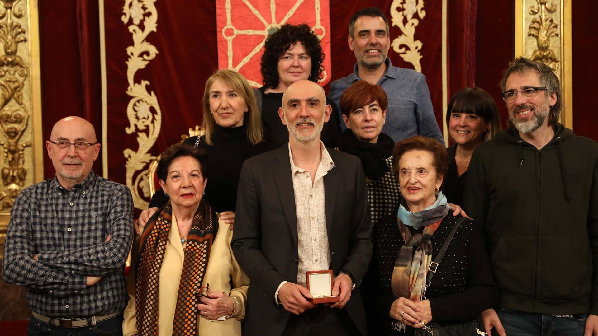 Virgilio Sanzol (primo), Marisa Sanz (madre), Alfredo Sanzol (premiado), Esther Elizalde (tía) y Juanba Sener (amigo). Detrás: Carmen Sanzol (prima), Salomé Azcona (prima) yTere Eslava. Arriba: Amaya Pinillos (amiga) y Raúl Vicente (amigo).