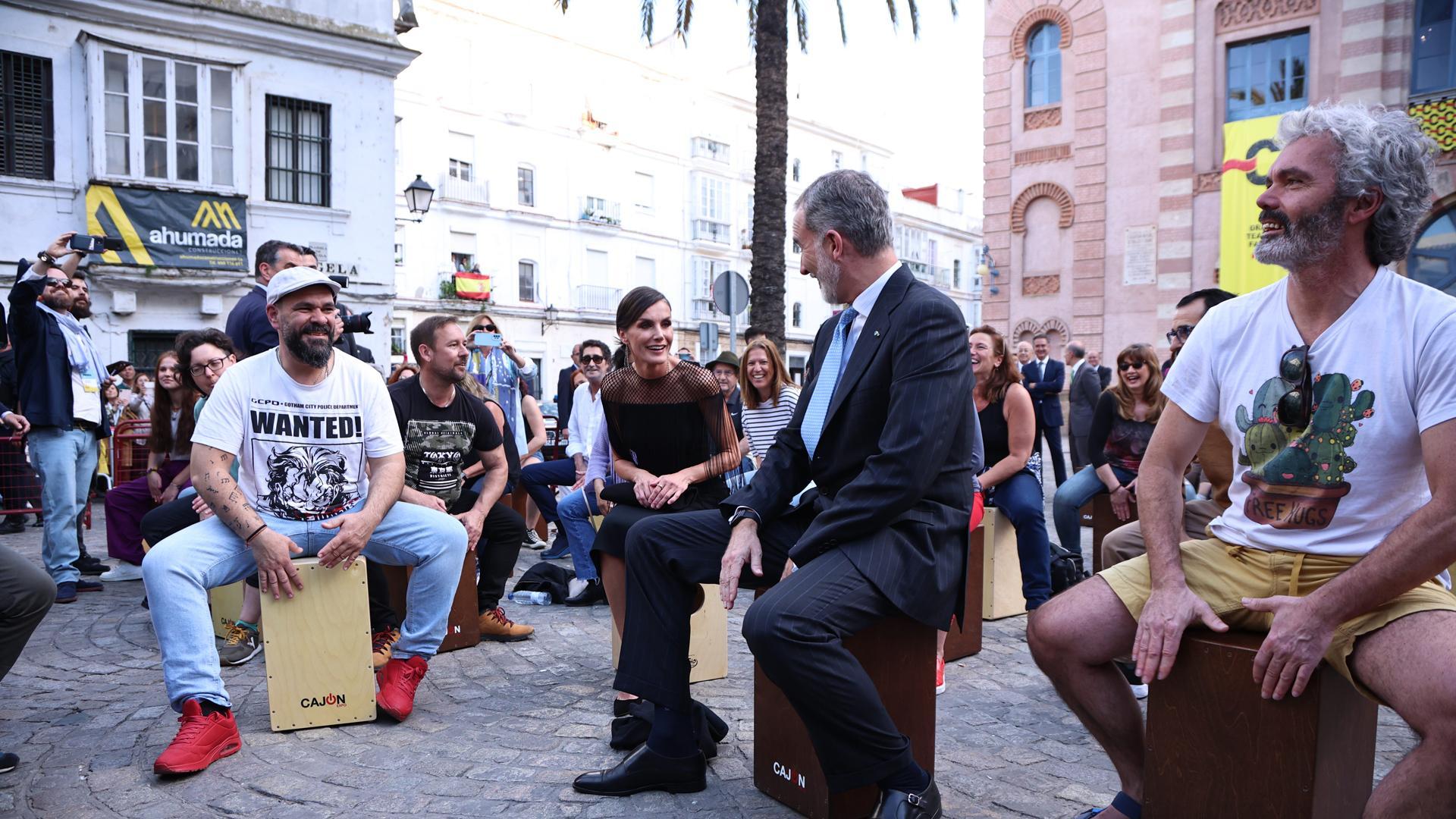 Los rReyes Felipe VI y Letizia, en la cajoneada celebrada en la Plaza Fragela de Cádiz