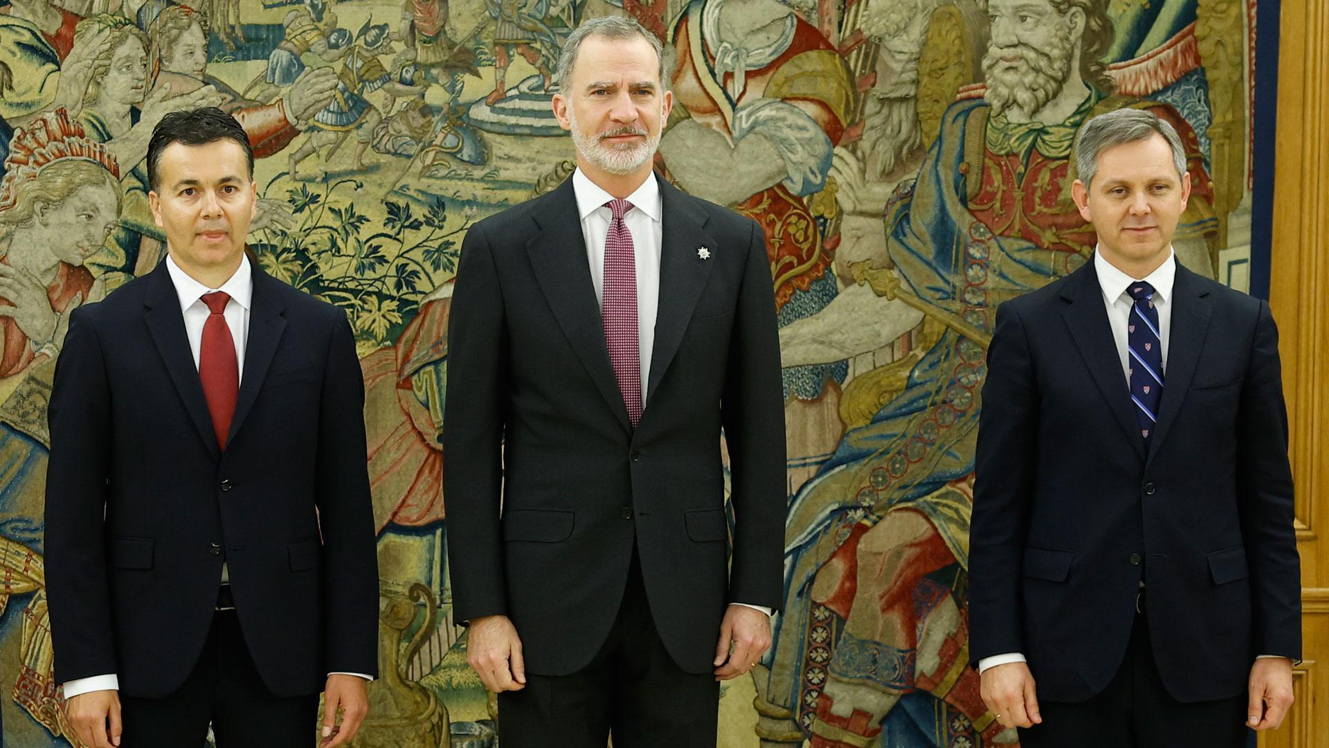 El rey Felipe posa junto a los nuevos ministros de Sanidad, Consumo y Bienestar, José Manuel Miñones (d), y de Industria, Comercio y Turismo, Héctor Gómez (i), tras el acto de jura o promesa de sus nuevos cargos