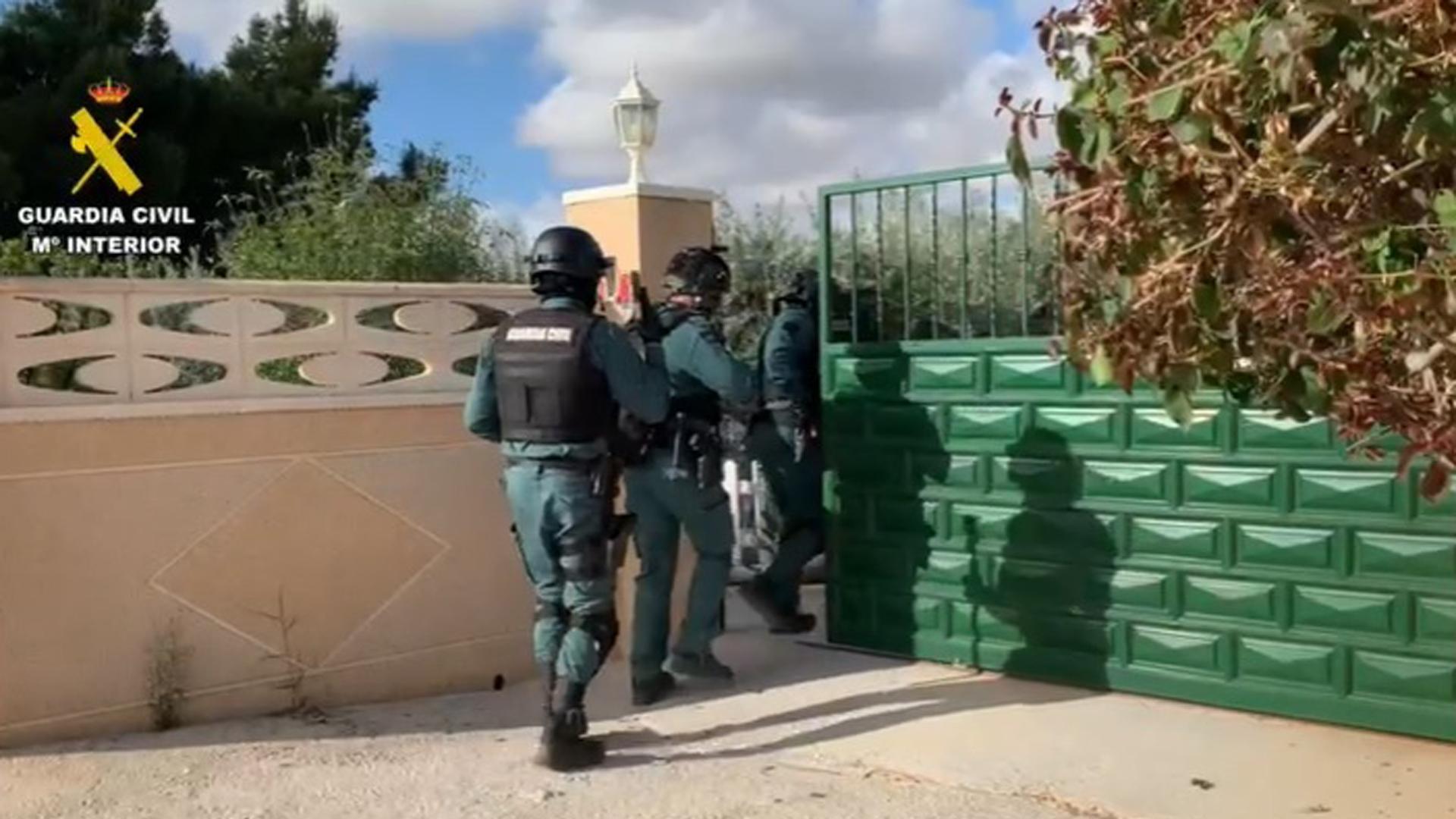 Entrada de la Guardia Civil en un chalé de la partida de El Moralet de Alicante dentro de una operación antidroga