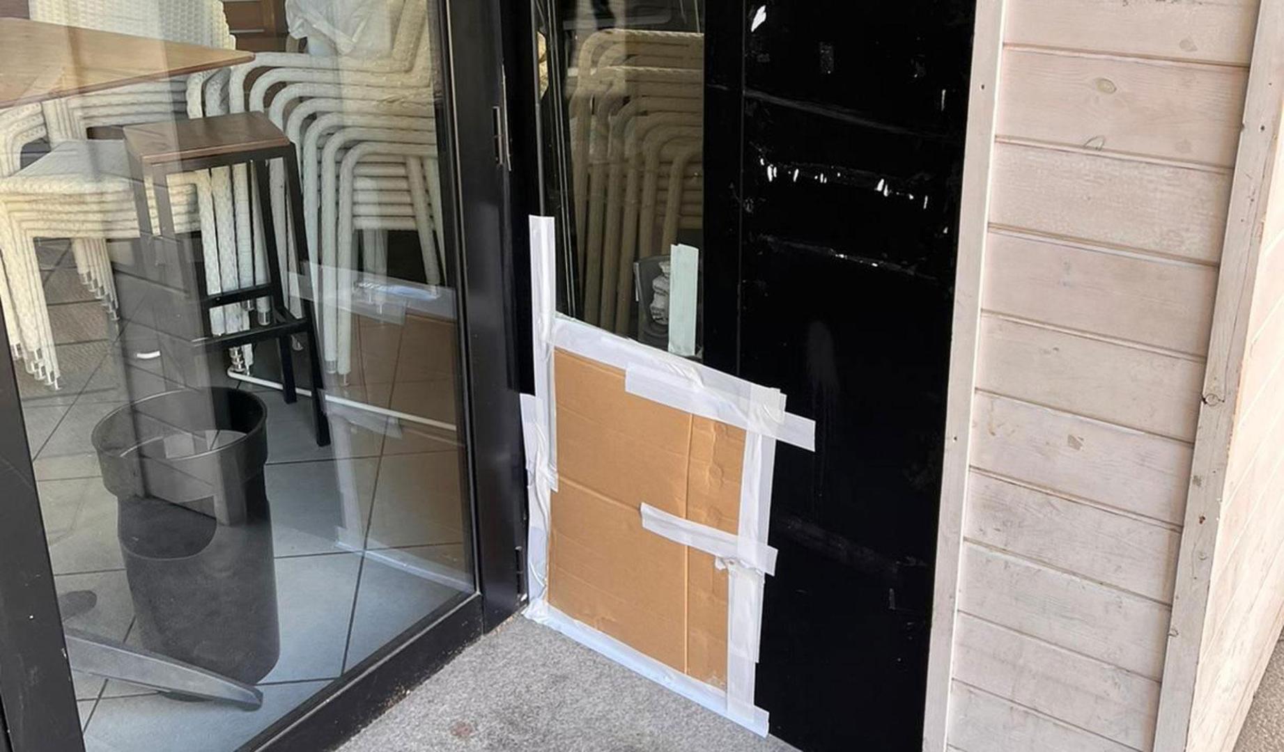 Cristalera rota por la que el ladrón accedió al bar Orreaga de Estella