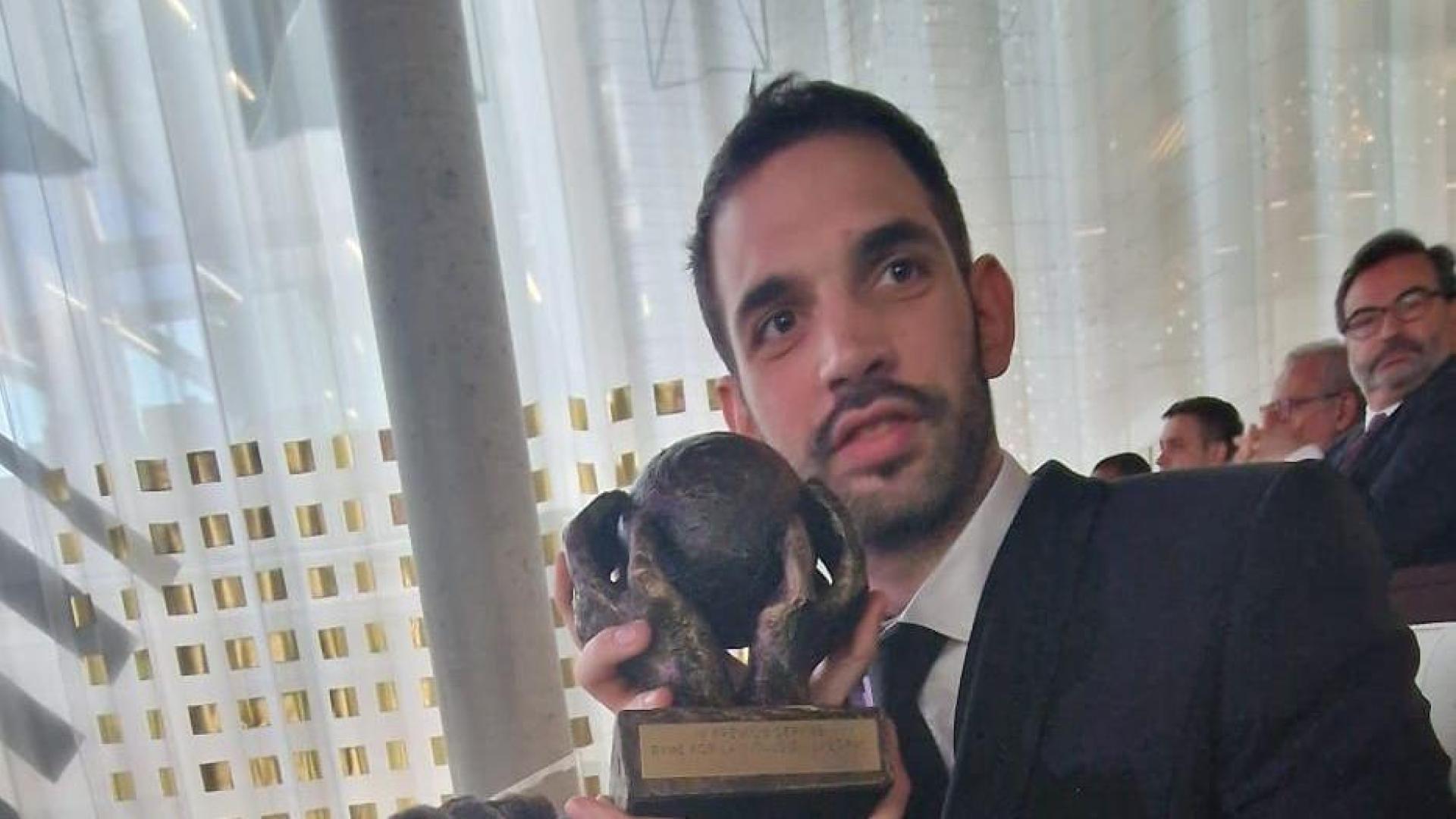El pamplonés Rubén Moreno, con el premio en sus manos