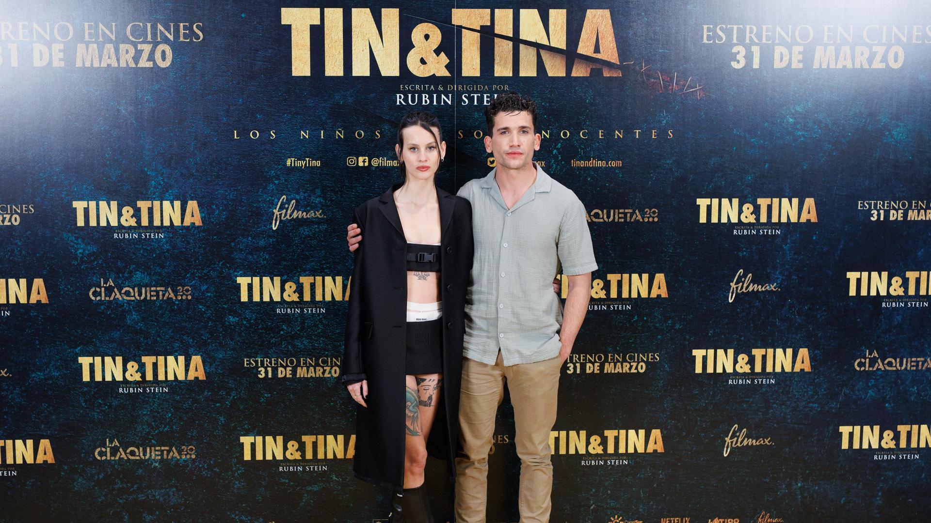 La actriz Milena Smit y el actor Jaime Lorente posan durante el photocall de ‘Tin&Tina’ en el Cine Paz de Madrid