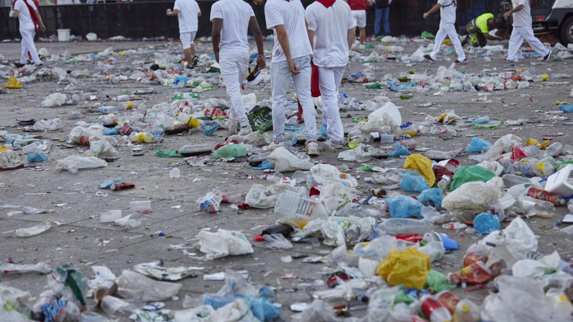 Suciedad en la plaza del Castillo durante los Sanfermines de 2022