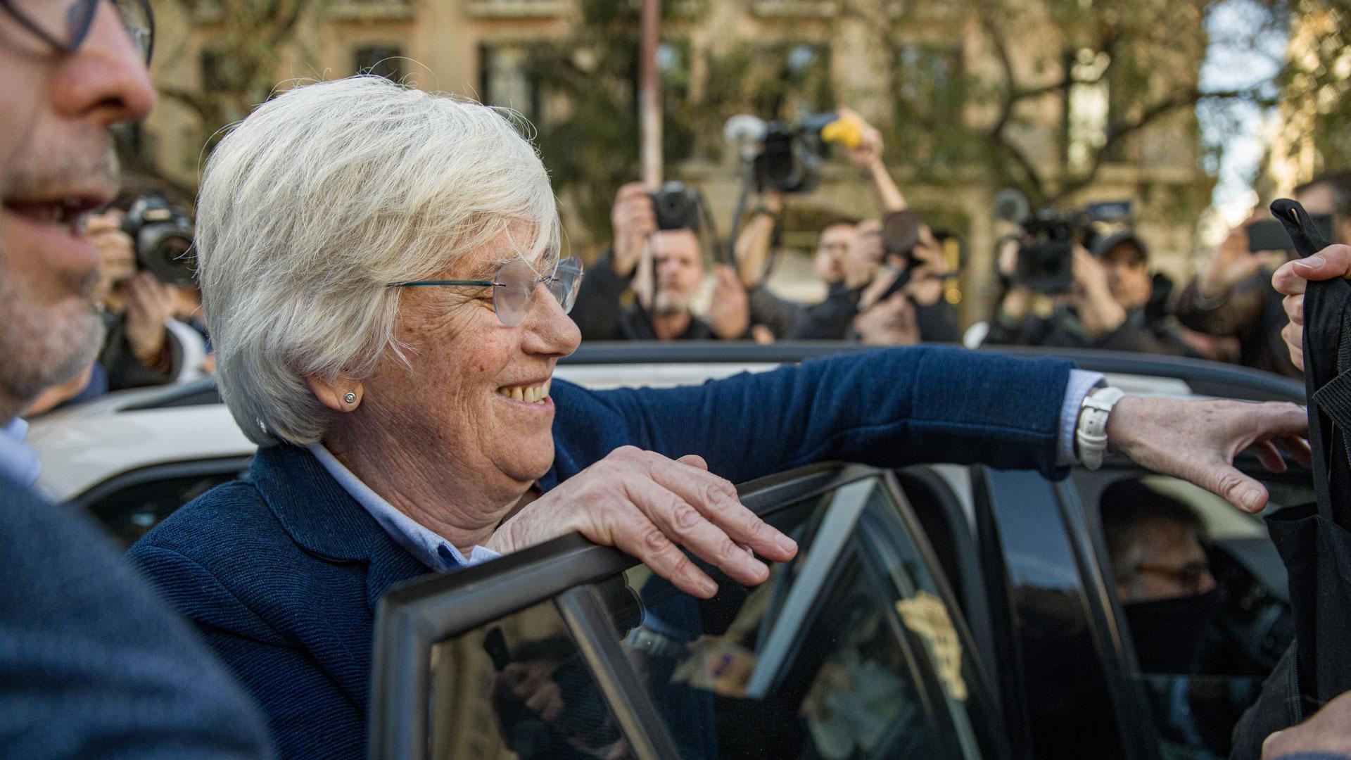 Los Mossos detienen a Clara Ponsatí en la plaza de la Catedral de Barcelona