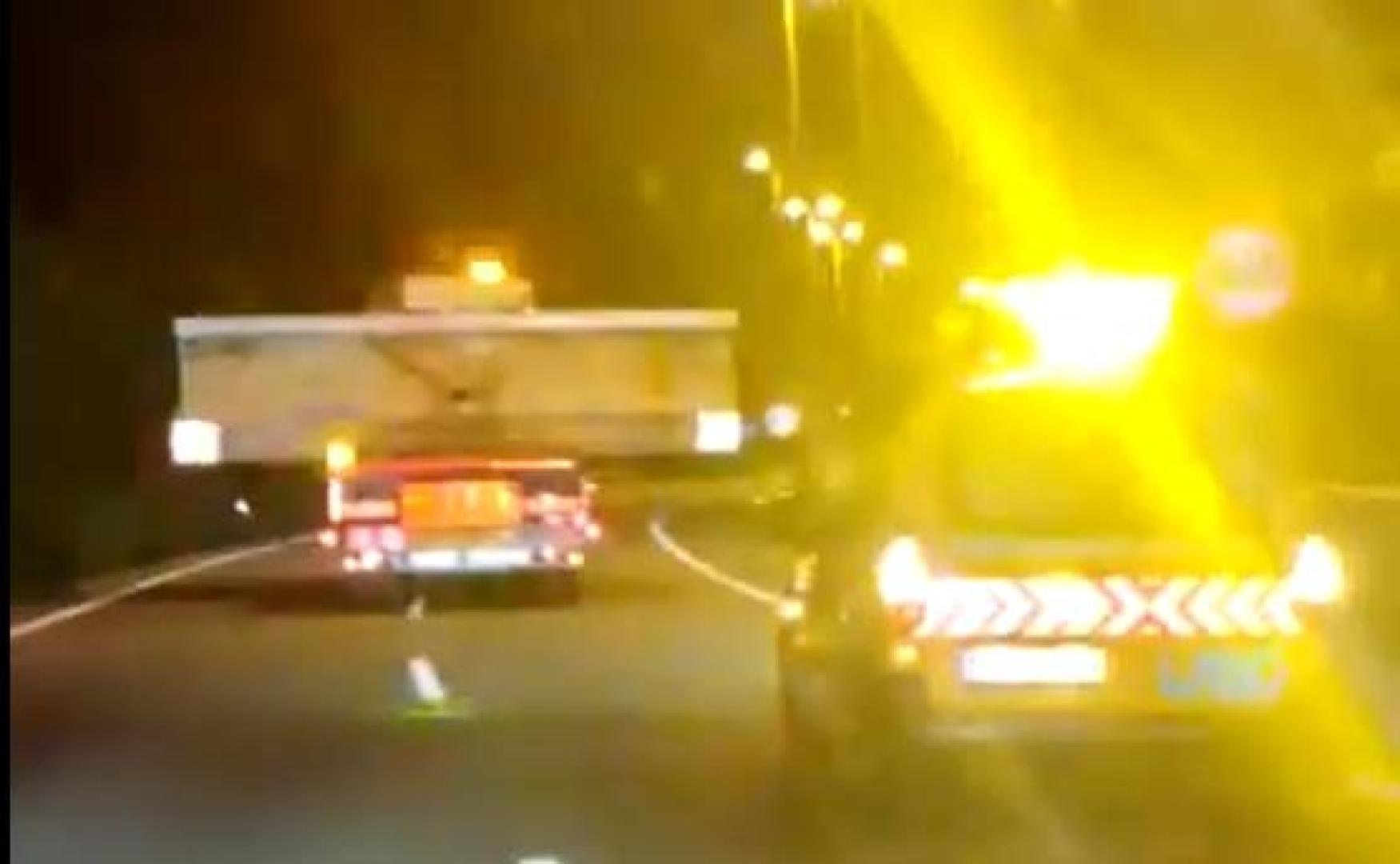 La Policía Foral reguló el tráfico para que este transporte especial, que circuló en horario nocturno, afectase al tráfico lo menos posible