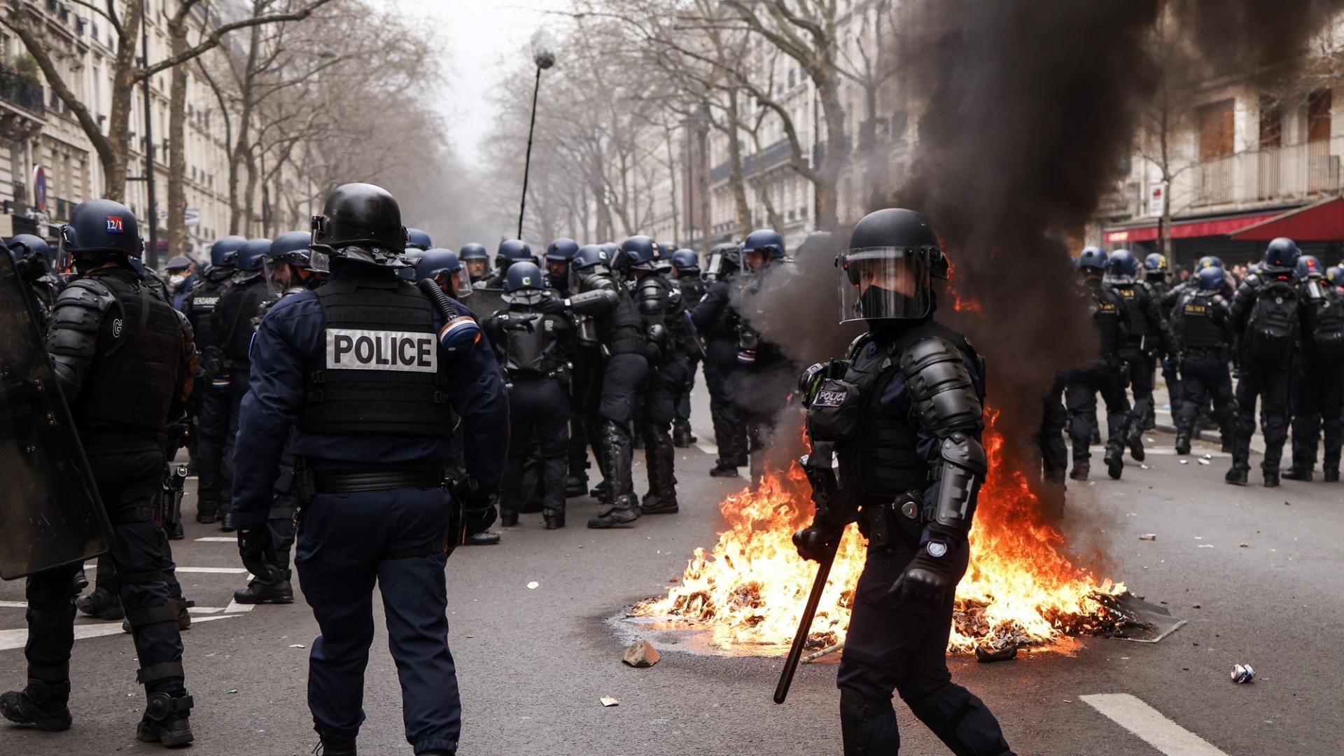Agentes policiales, durante los disturbios en París