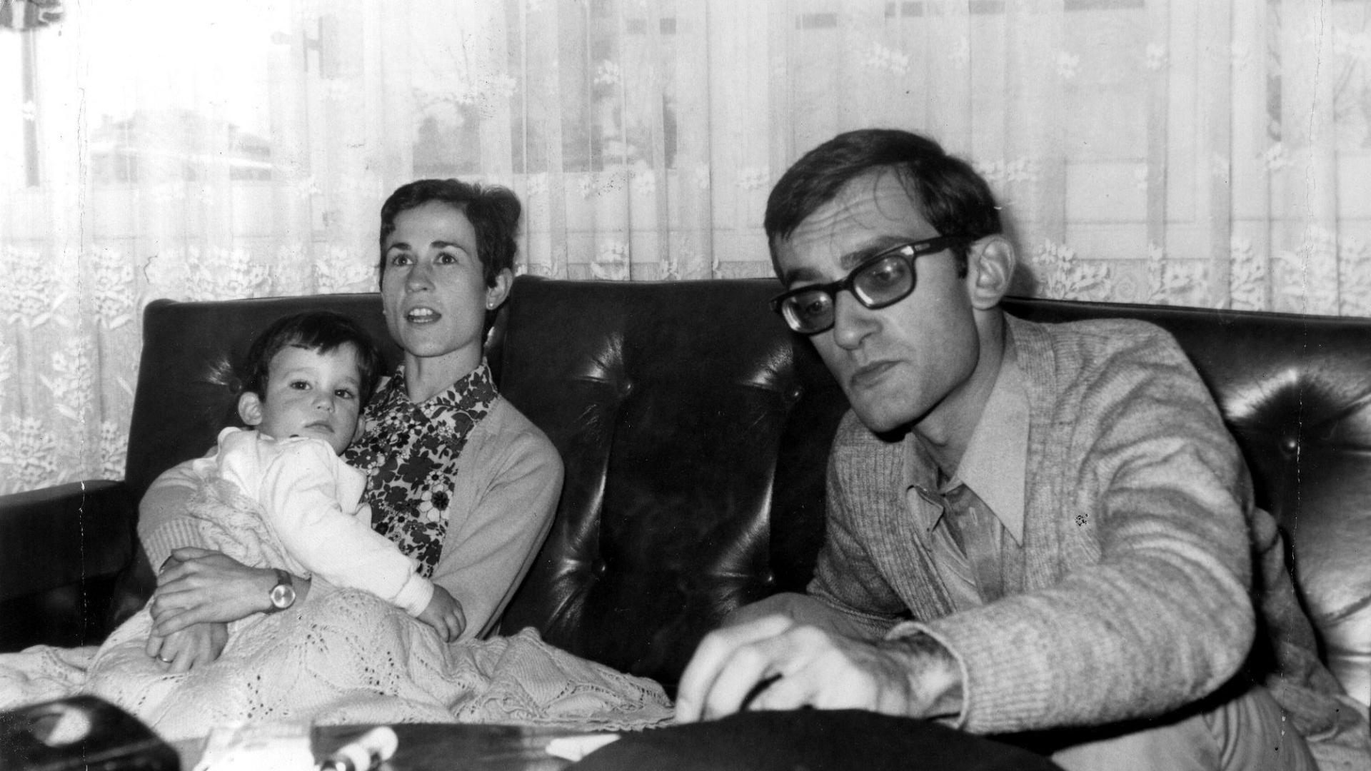 Alicia Martinicorena y Ramón Arozarena, con su hijo Íñigo