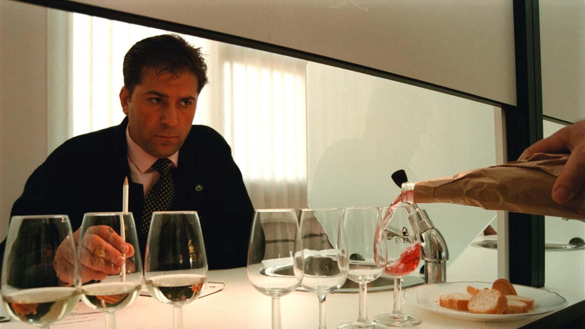 Un momento de la cata de vinos navarros en 1998