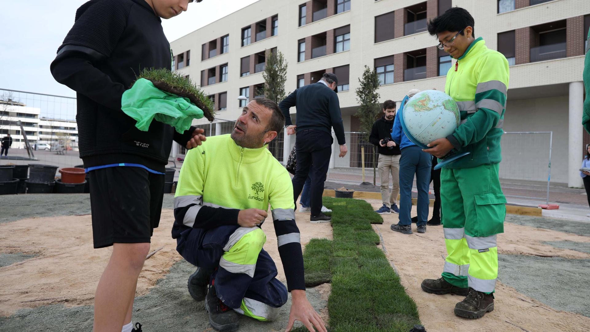 Durante toda la mañana los alumnos y alumnas han ido pasando a colocar su trozo de césped en el jardín del planeta de Ardoi