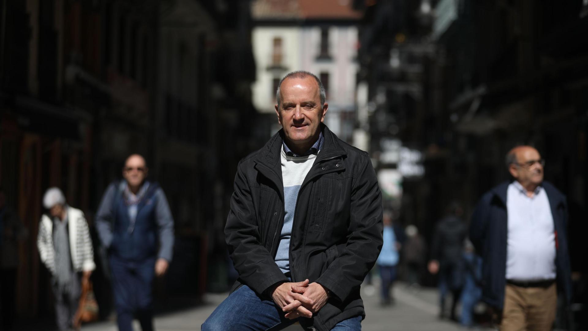 Juan Echenique Huerta posa en la calle Chapitela de Pamplona