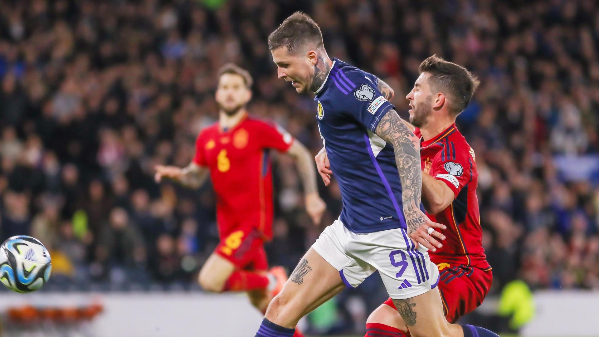 28/03/2023 ONLY FOR USE IN SPAIN Lyndon Dykes of Scotland and David Garcia of Spain during the UEFA Euro 2024, European Qualifiers, Group A football match between Scotland and Spain on March 28, 2023 at Hampden Park in Glasgow, Scotland - Photo Colin Poultney / ProSportsImages / DPPI