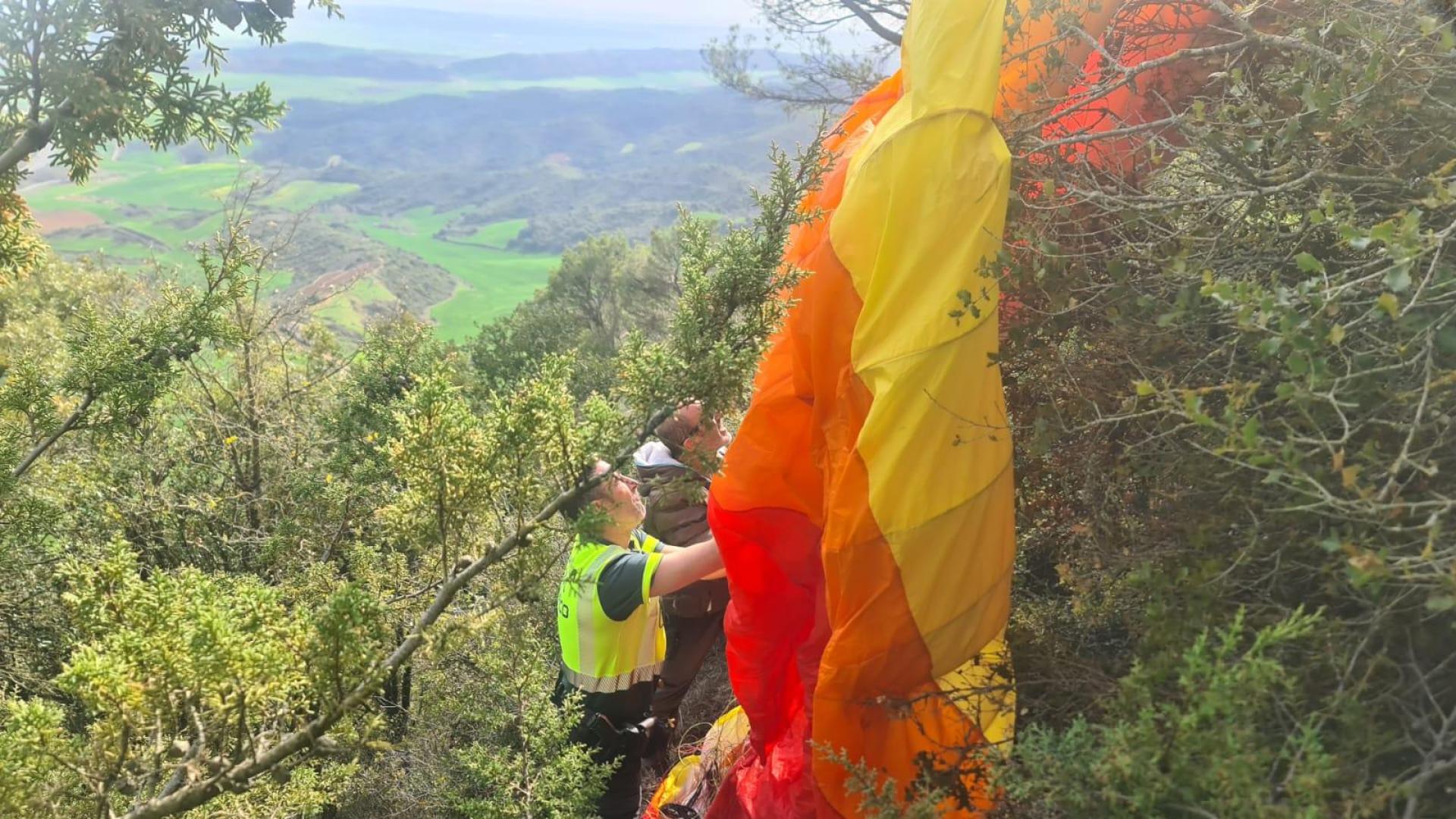 El piloto del parapente se encontraba en buen estado entre la maraña de ramos y las cuerdas del parapente