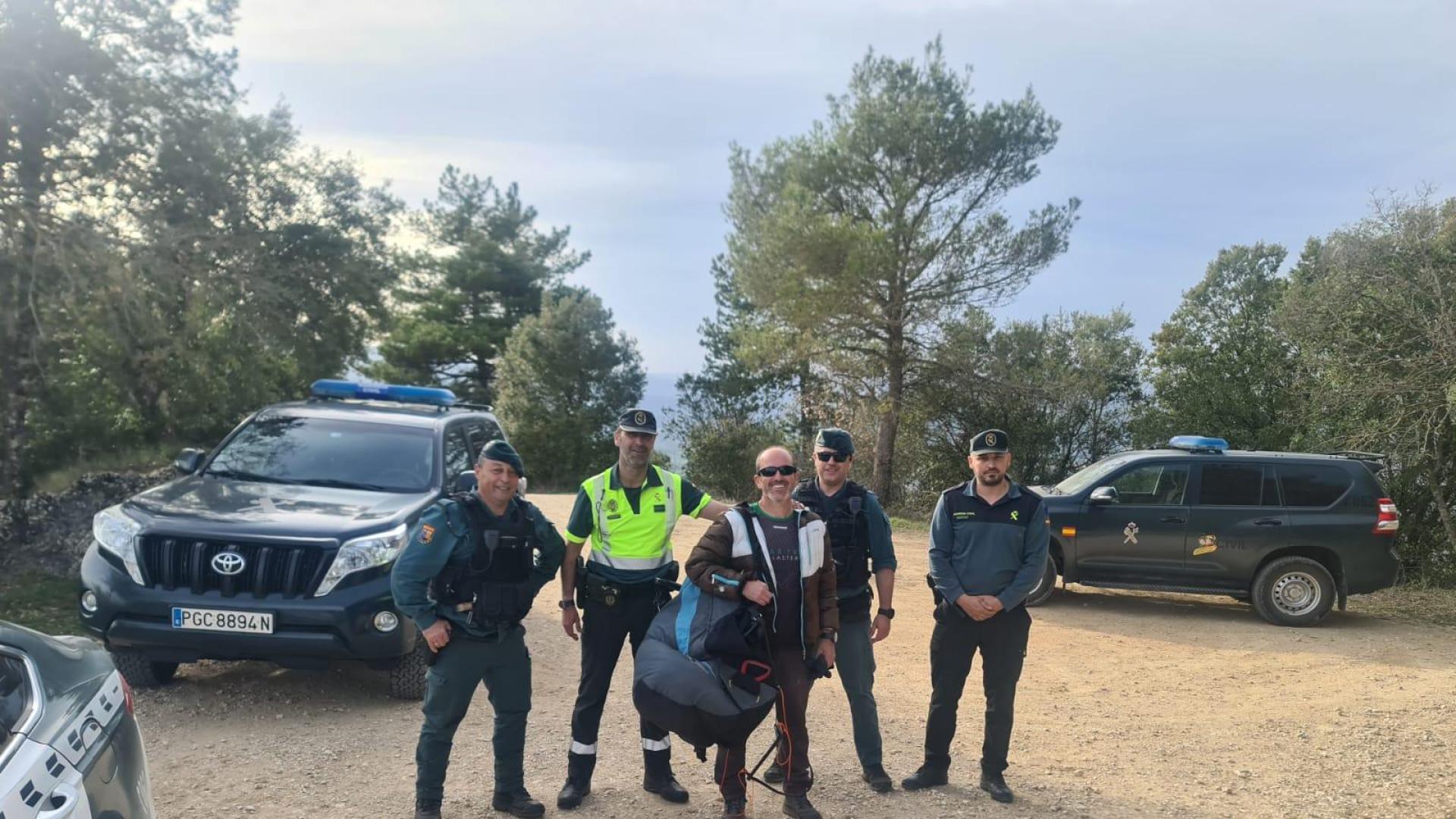 Javier Pérez, entre los agentes de la Guardia Civil que le ayudaron tras su accidente