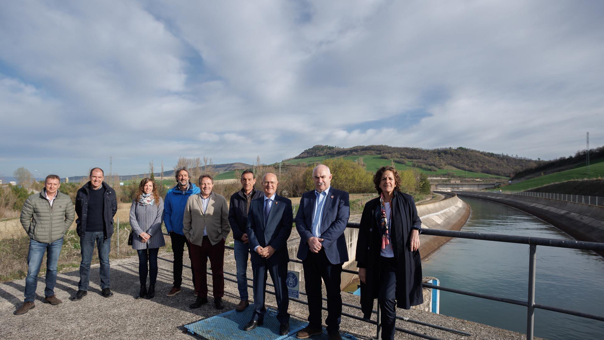 Los consejeros y consejera del Gobierno de Navarra acompañados de representantes municipales de Monreal y Valle de Elorz y de la comunidad de regantes de la zona, además de técnicos del proyecto