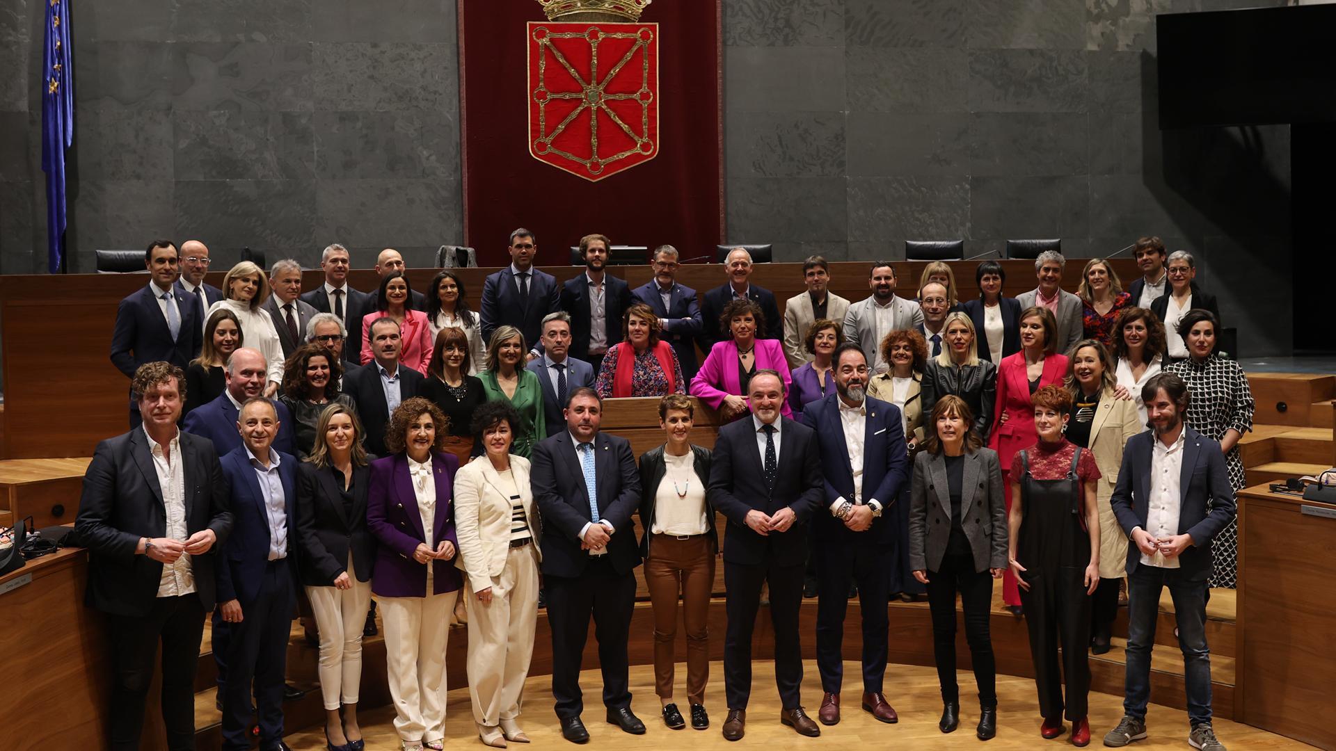 Foto de familia de los parlamentarios en el último pleno de legislatura