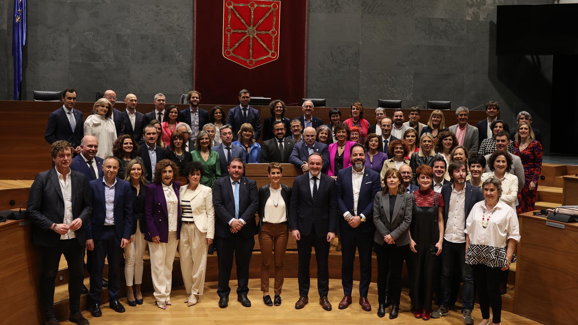 Foto de familia de los parlamentarios en el último pleno de legislatura