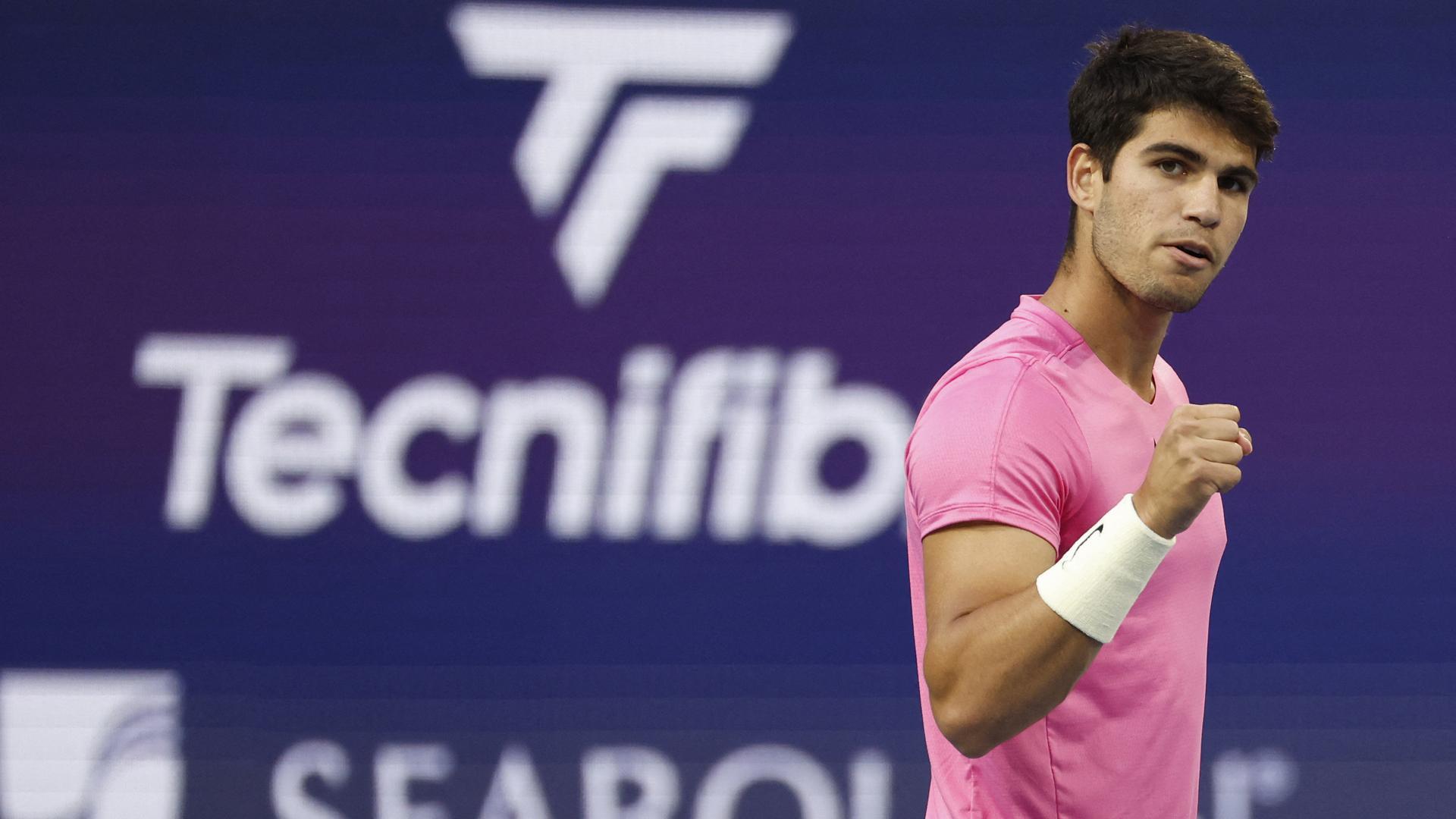 Carlos Alcaraz celebra uno de los tantos en el partido ante Taylor Fritz en el Miami Open