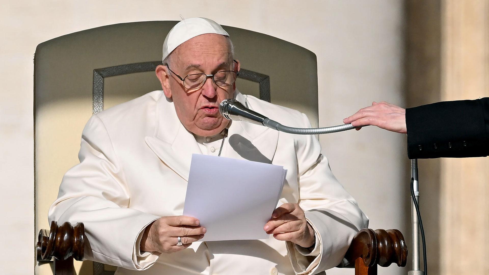 El papa Francisco lee un discurso en una audiencia anterior en la plaza de San Pedro del Vaticano