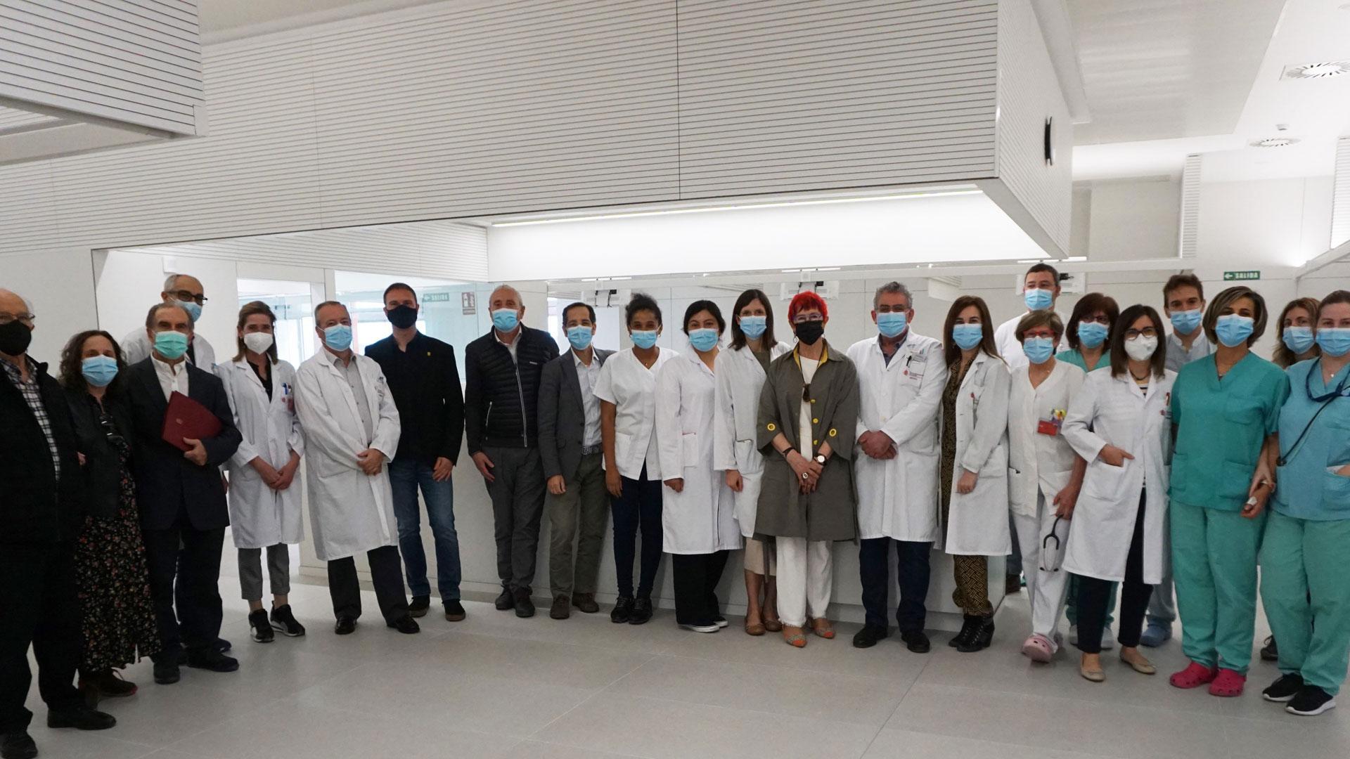La consejera Induráin junto con personal de la nueva Unidad de hemodiálisis del Hospital Reina Sofía