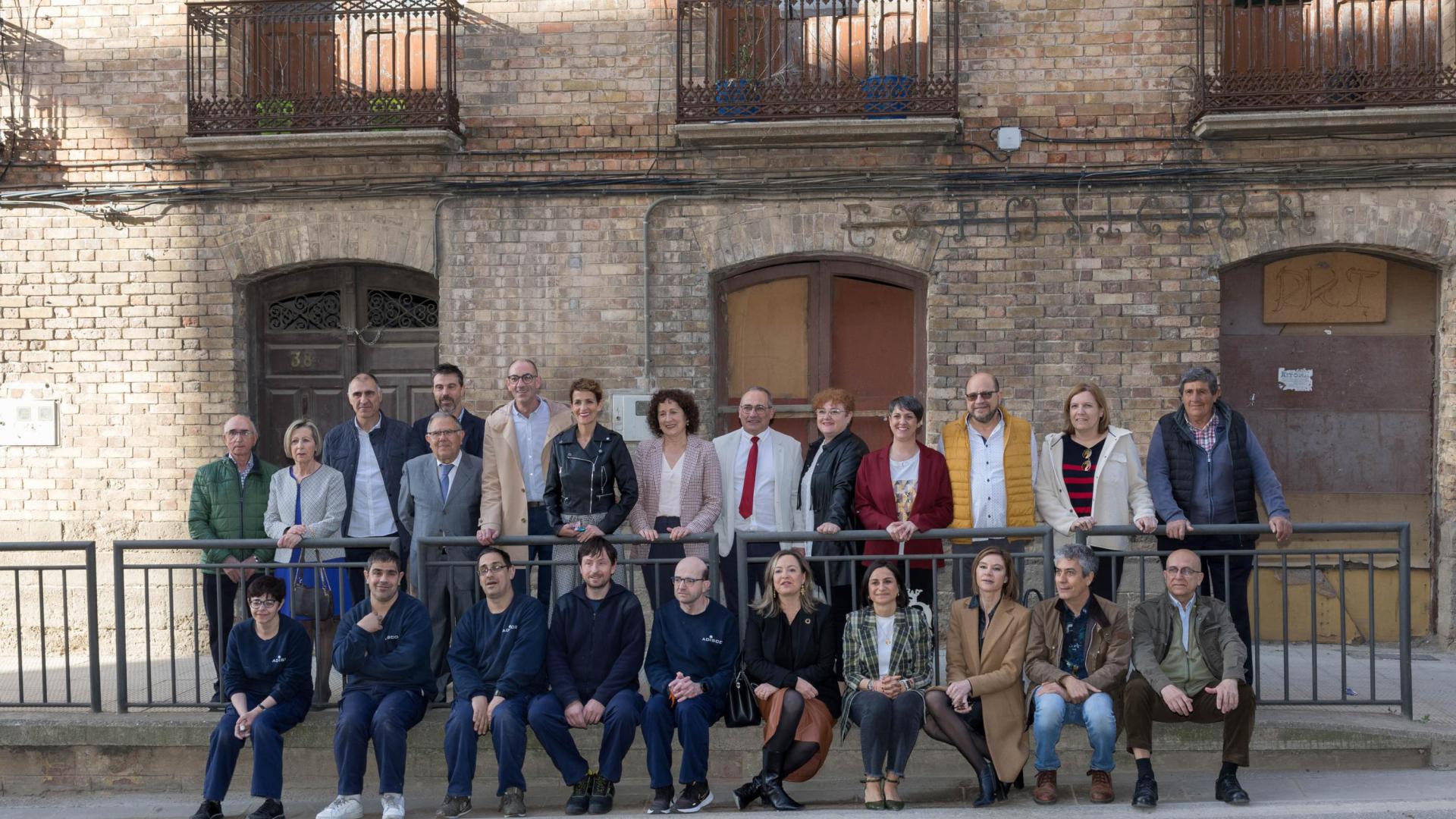 Autoridades, invitados y responsables y usuarios de ADISCO, ayer ante la fachada del edificio que acogerá los futuros pisos tutelados