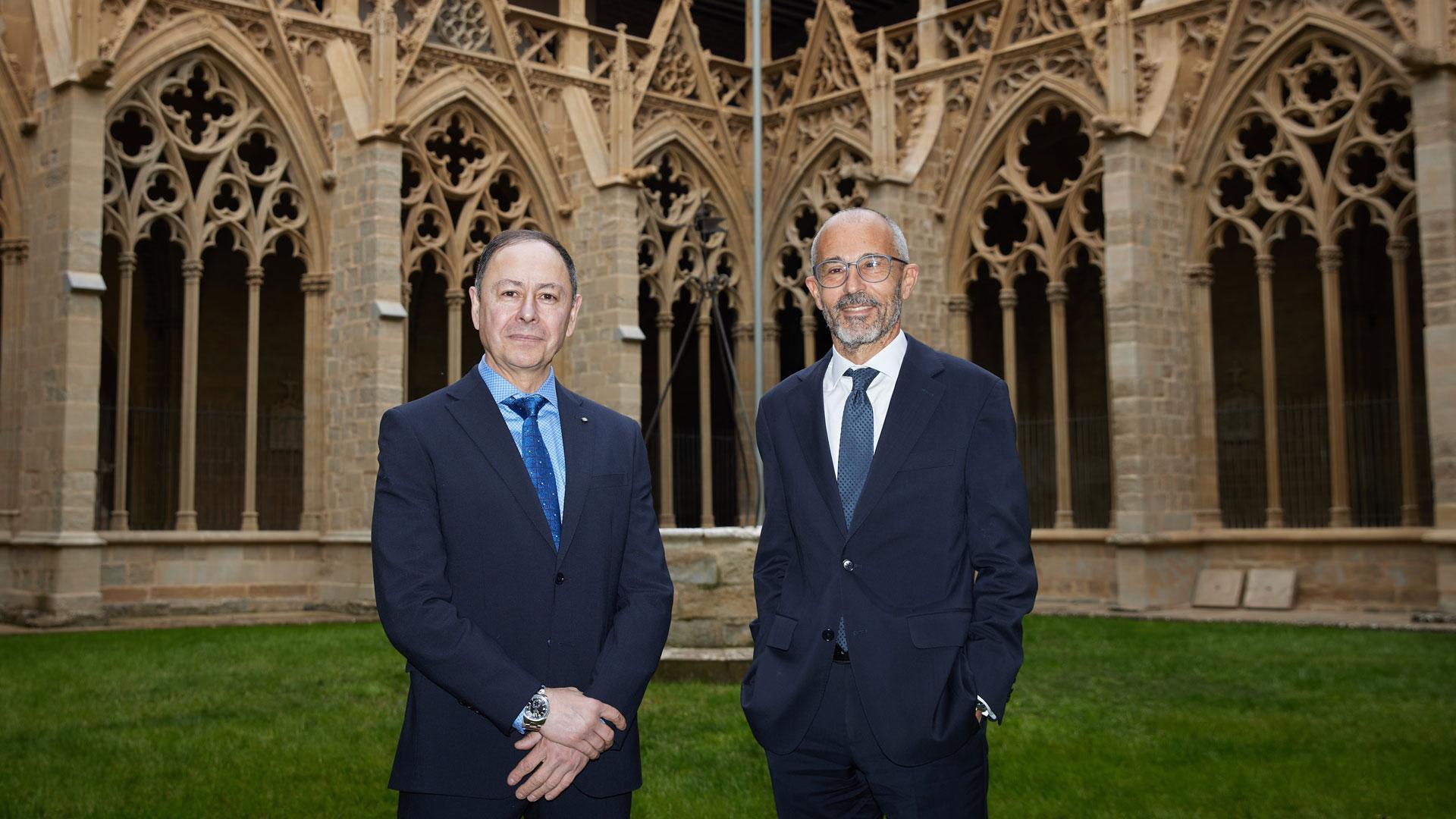 José Ángel Andrés (izda), presidente de Fundación Caja Navarra, y Rafael Chueca, director corporativo de Fundación ‘la Caixa’, ayer en el claustro gótico de la catedral de Pamplona