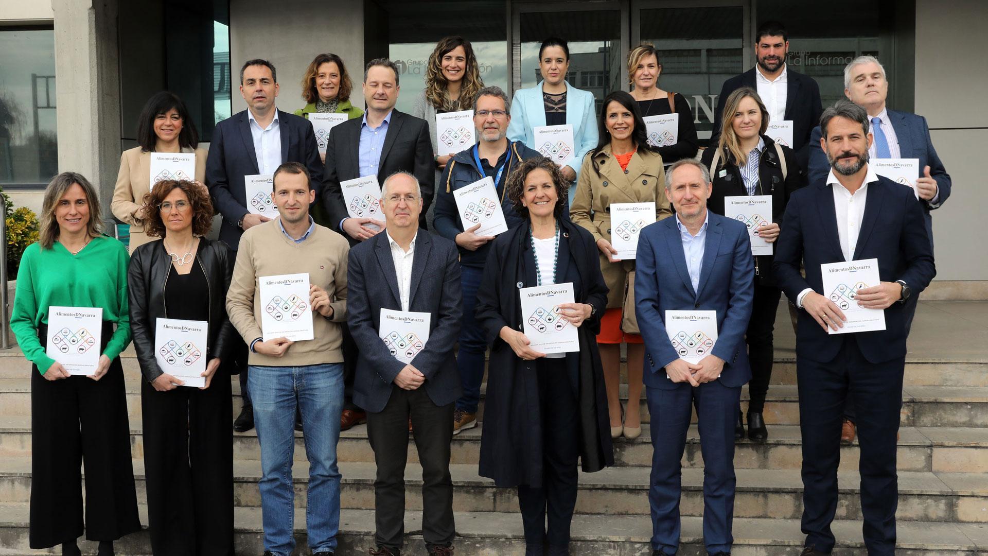 Presentación ‘Alimentos DNavarra’. De izda. a dcha. Atrás: Isabel Peñaranda (dtora. territorial ICEX), Chari Manzini (Grupo AN), Irene Arrondo (Brandok), Natalia Fraguas (Marketing IAN) y Javier Hernández ( Caserfree) . Segunda fila: M.Carmen Garde (redactora Diario de Navarra), Diego Galilea (director Alinar), Fernando Roldán (CNTA), Klaus Mestern (E. Leclerc), Milagros Pérez (Caixabank), Maite Gabilondo (INTIA) y Tito Navarro (Business Events Brandok). Abajo: Alicia Nicolás (dtra. comercial de Diario de Navarra); Maitane Bueno (dtra. zona Laboral Kuxtxa), David Navarro ( Ejecutiva UAGN), Miguel Ángel Riezu (director de Diario de Navarra), Itziar Gómez (consejera Desarrollo Rural), José Manuel Erro (director gral. Grupo La Información) y Carlos Sánchez MitelBrum (Caixabank).