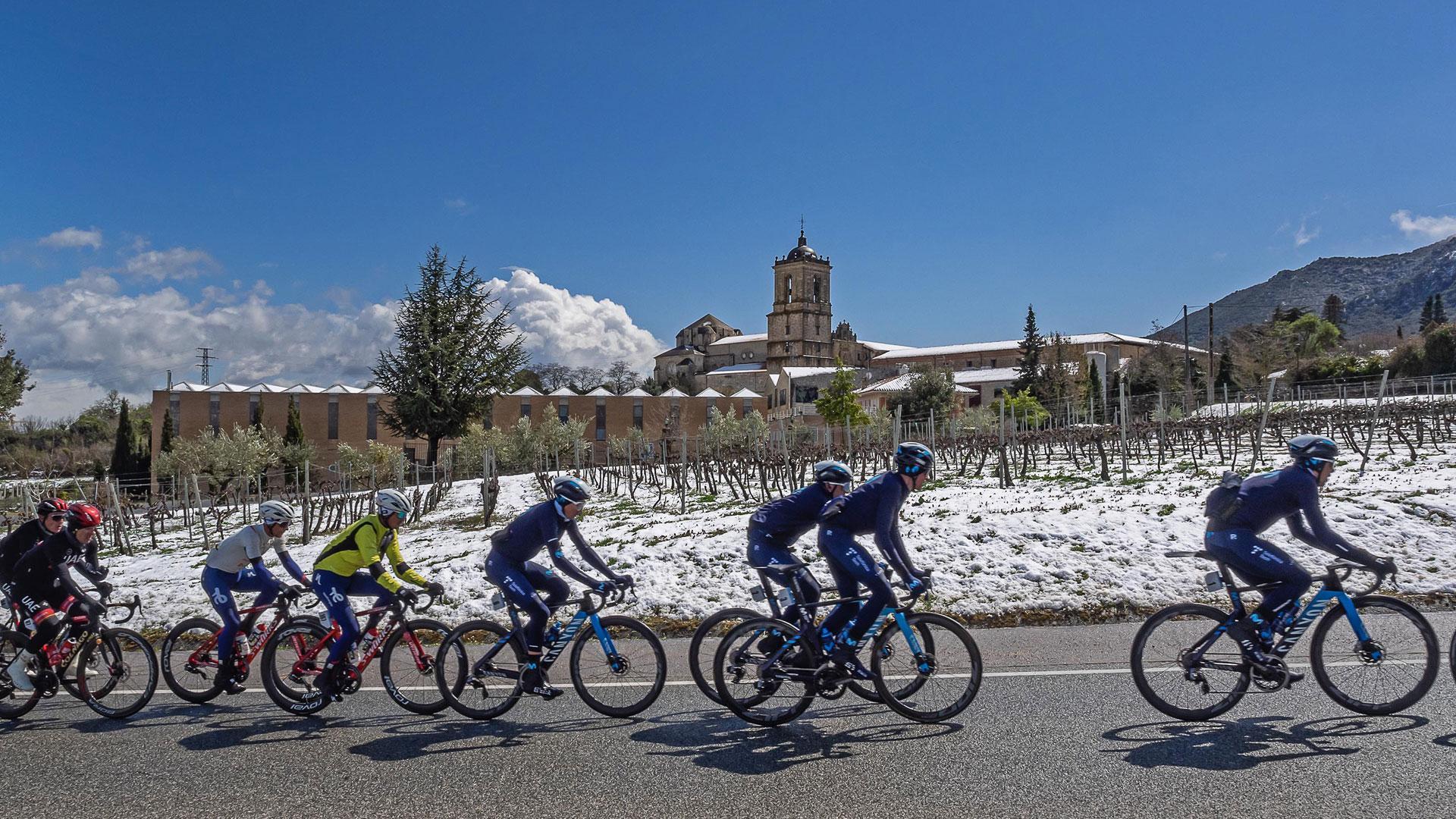 Los corredores del Movistar tiran del grupo durante la pasada edición del Gran Premio Miguel Induráin en la que la nieve tuvo carta de protagonismo