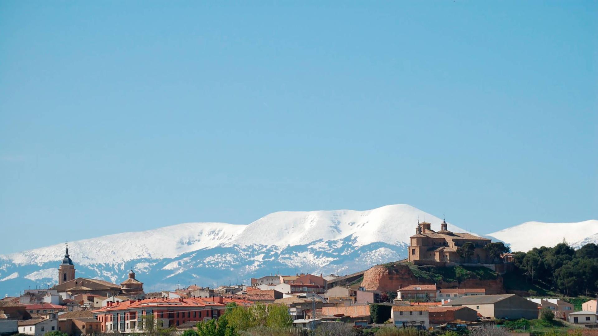 Vista general de Cascante con el Moncayo de fondo.