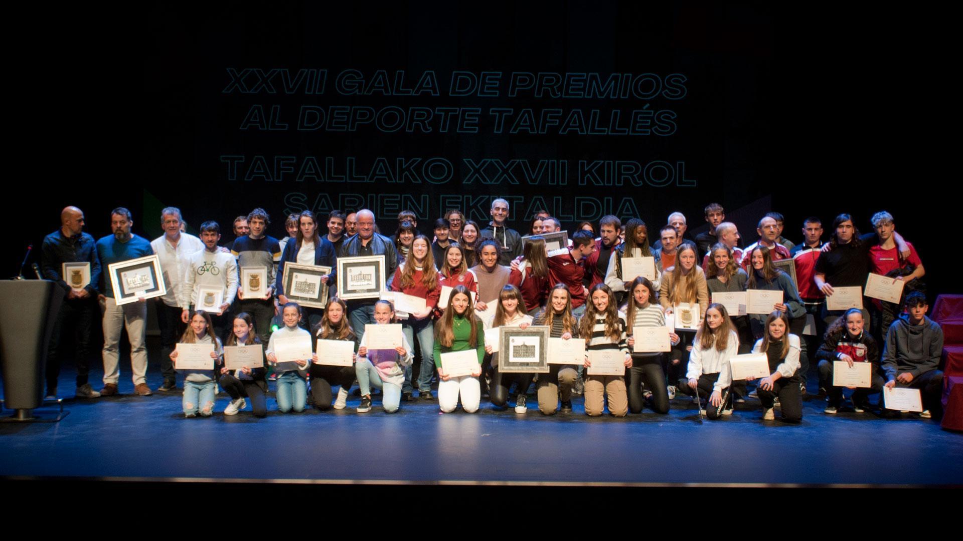 Foto de familia de los premiados, finalistas y representantes institucionales una vez concluida la gala de ayer en Tafalla