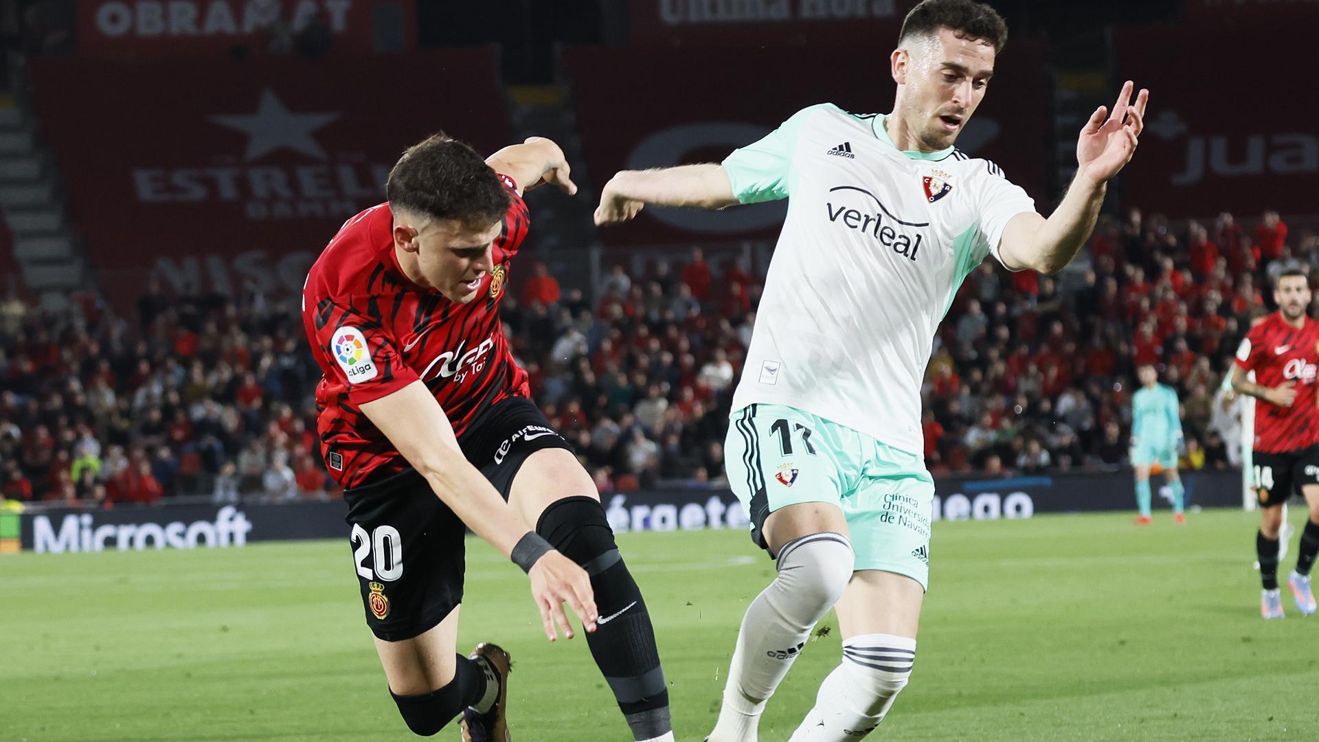 Kike Barja, que este sábado cumple añlos, pelea por el balón con Giovanni Gonzálezñ.