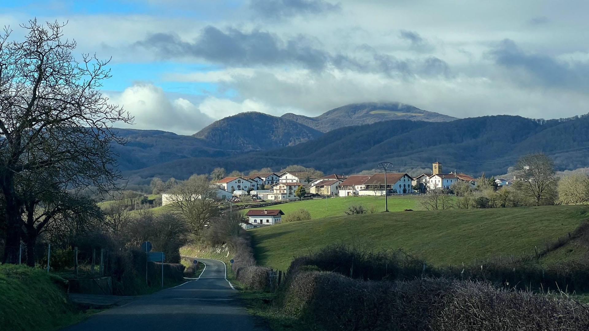 EL MUNDO EN UN PUEBLO DE CATORCE CASAS.  Judith Torrea Oiz (Ilarregi, Ultzama, 1972) conoció el mundo leyendo el periódico a su abuelo ciego cuando era una niña de 6 años. Hasta entonces lo había hecho durante horas su abuela Mercedes Sanz, que leía Diario de Navarra a su marido. Mercedes era hermana de madre de Laurentino Basabe, ambos de Murieta (Tierra Estella), el compañero de habitación de José Oiz Echeverría. Ambos, jóvenes soldados heridos en el frente en la Guerra Civil, perdieron los ojos por la metralla y se enamoraron, respectivamente, de las hermanas del otro. “El pare de mi tío abuelo Laurentino murió por la gripe de 1918 y su madre se volvió a casar. Por eso, la abuela Mercedes tenía otro apellido”, ofrece Judith esta explicación. La periodista, galardonada por el Gobierno foral  con una medalla de Carlos III por su trabajo en Ciudad Juárez (México), recuerda que ella descubrió su vocación en aquel valle tan verde, que su abuelo nunca volvió a ver, y en un pueblo de catorce casas