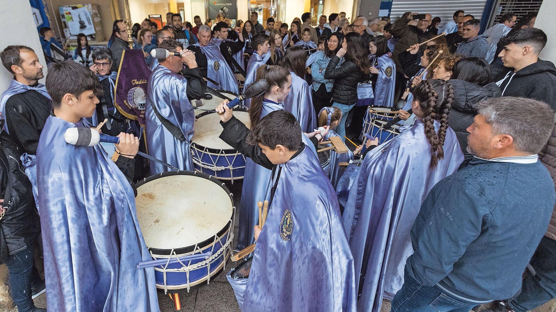 TOCANDO EN LOS PORCHES. Bandas de Tudela, tras no poder actuar, tocaron en los porches de la plaza refugiándose de la lluvia