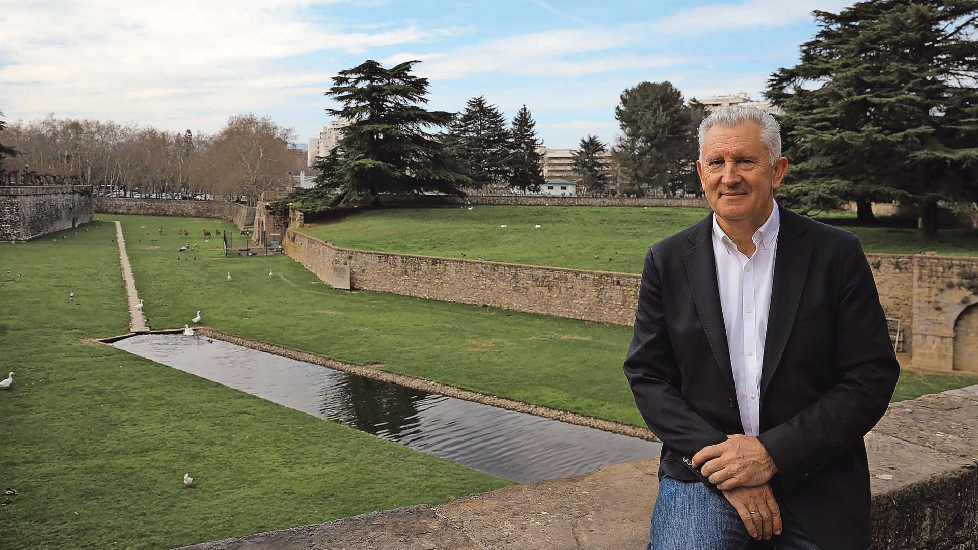 Un sonriente Jesús Bariáin, sentado frente a los jardines de la Taconera