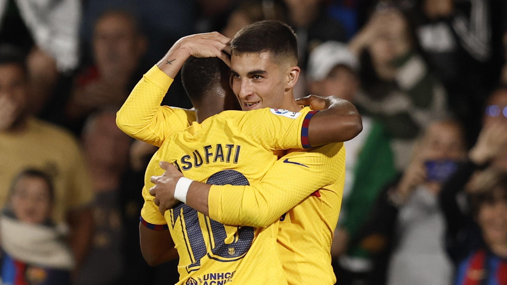 Los jugadores del FC Barcelona, Ferrán Torres (d) y Ansu Fati, celebran el cuarto gol del equipo barcelonista
