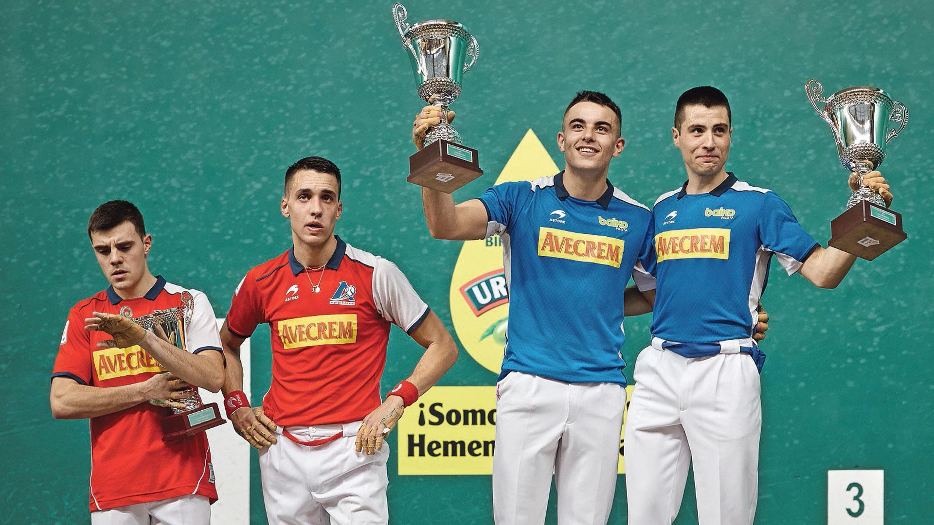 Gaskue, mirándose la mano, Zabala, Larrazabal y Eskiroz, podio final de este sábado en la final del Parejas de Promoción