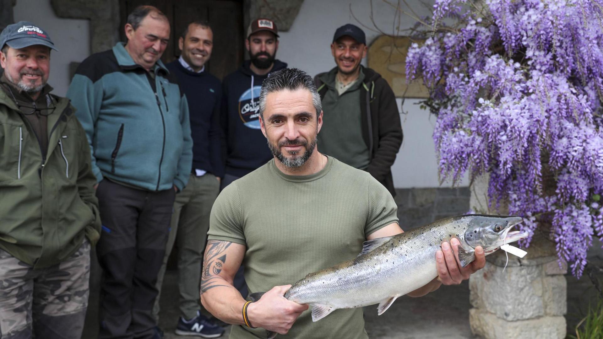 José Luis Vega, con el primer salmón de la temporada