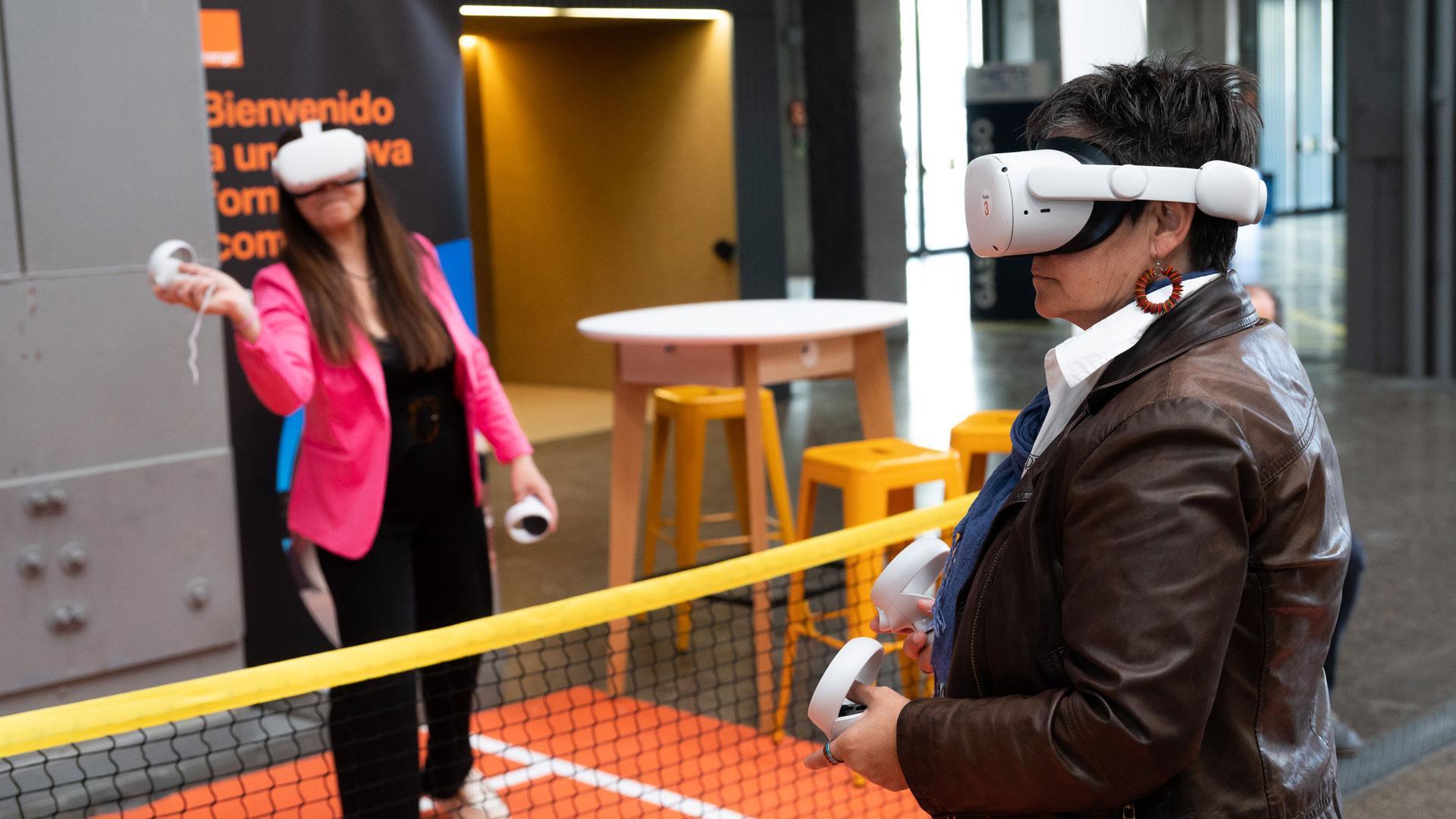 Una mujer con unas gafas de realidad virtual durante el Metaverso Pro Day, el evento tecnológico que está dedicado al metaverso, web3, realidad virtual y realidad aumentada
