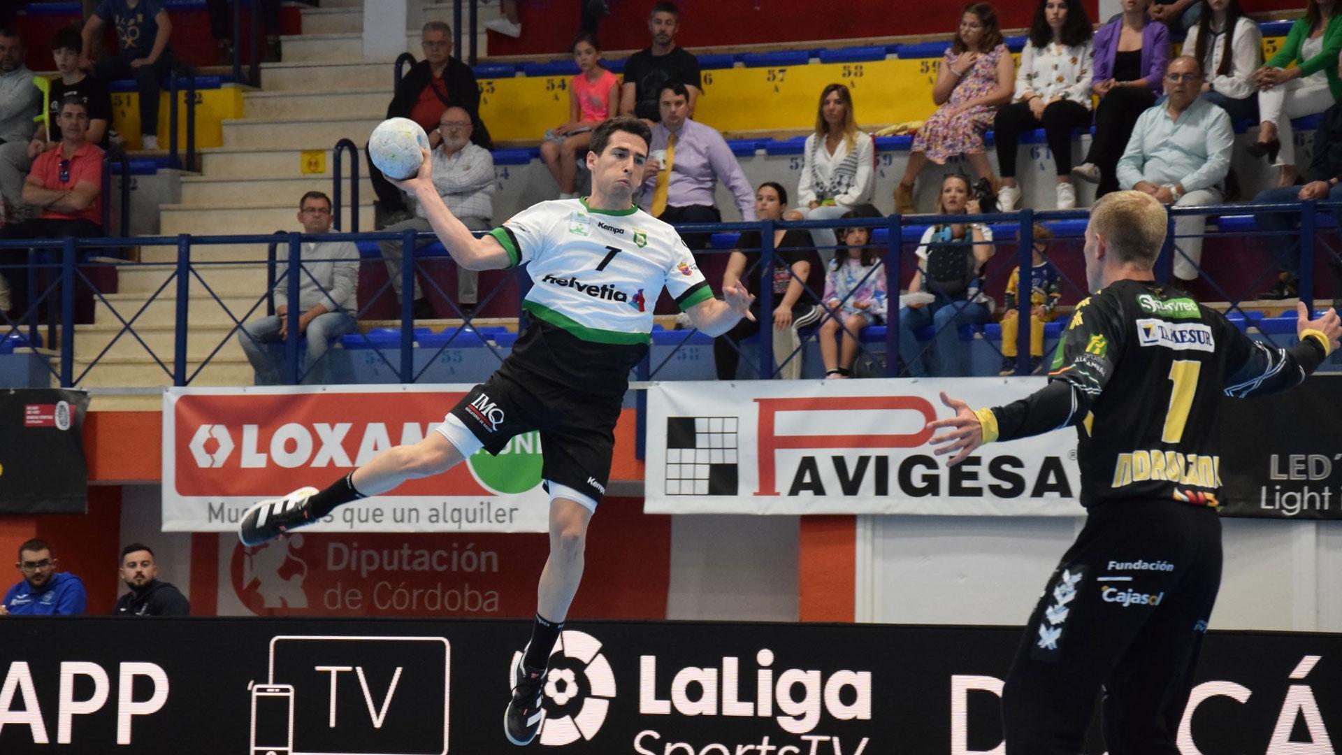 Martín Ganuza salta para lanzar frente a Nordlander, exportero de Anaitasuna