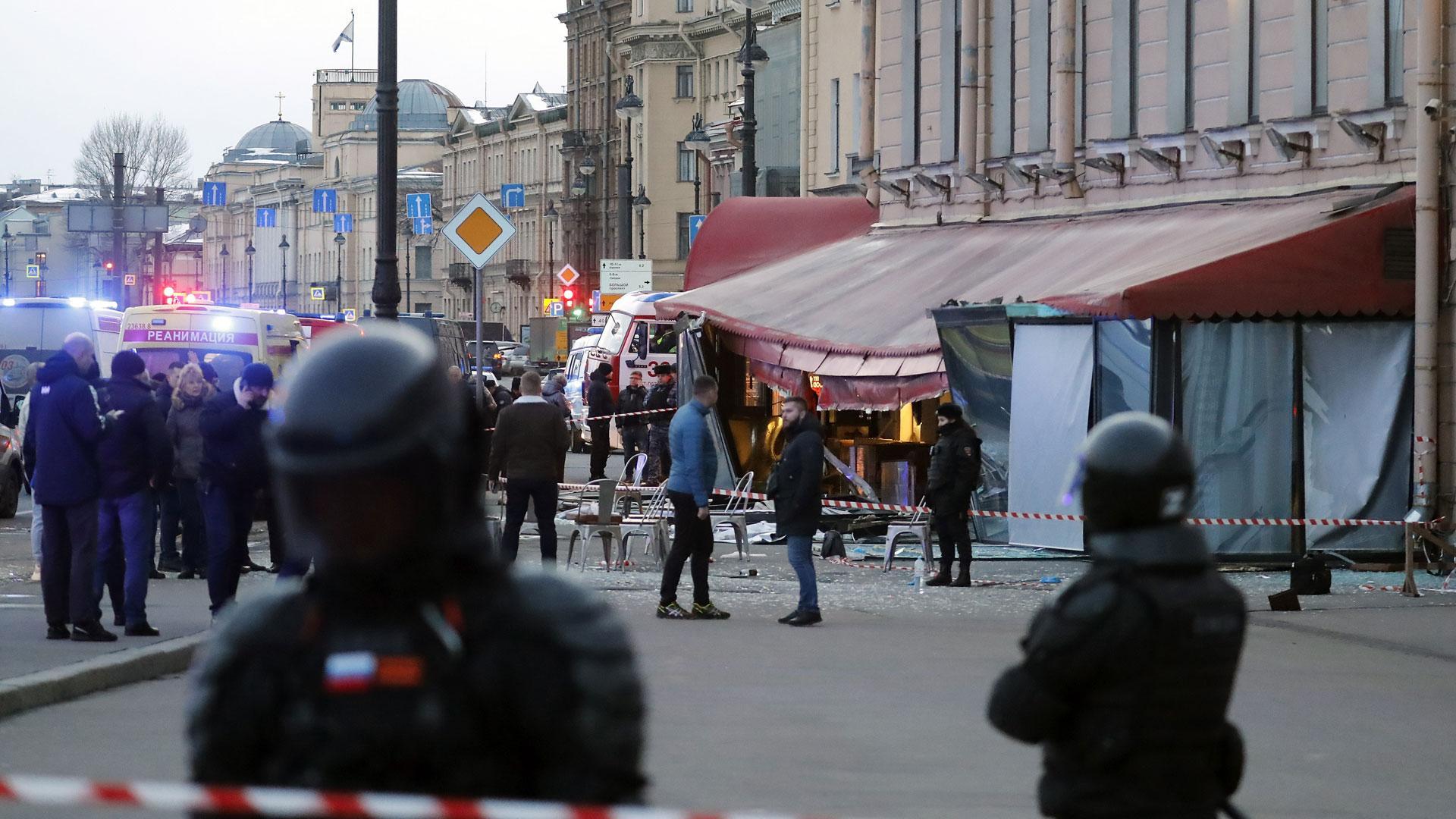 Varios policías acordonan la zona en la que se encuentra la cafetería de San Petersburgo en la que ha explotado la bomba