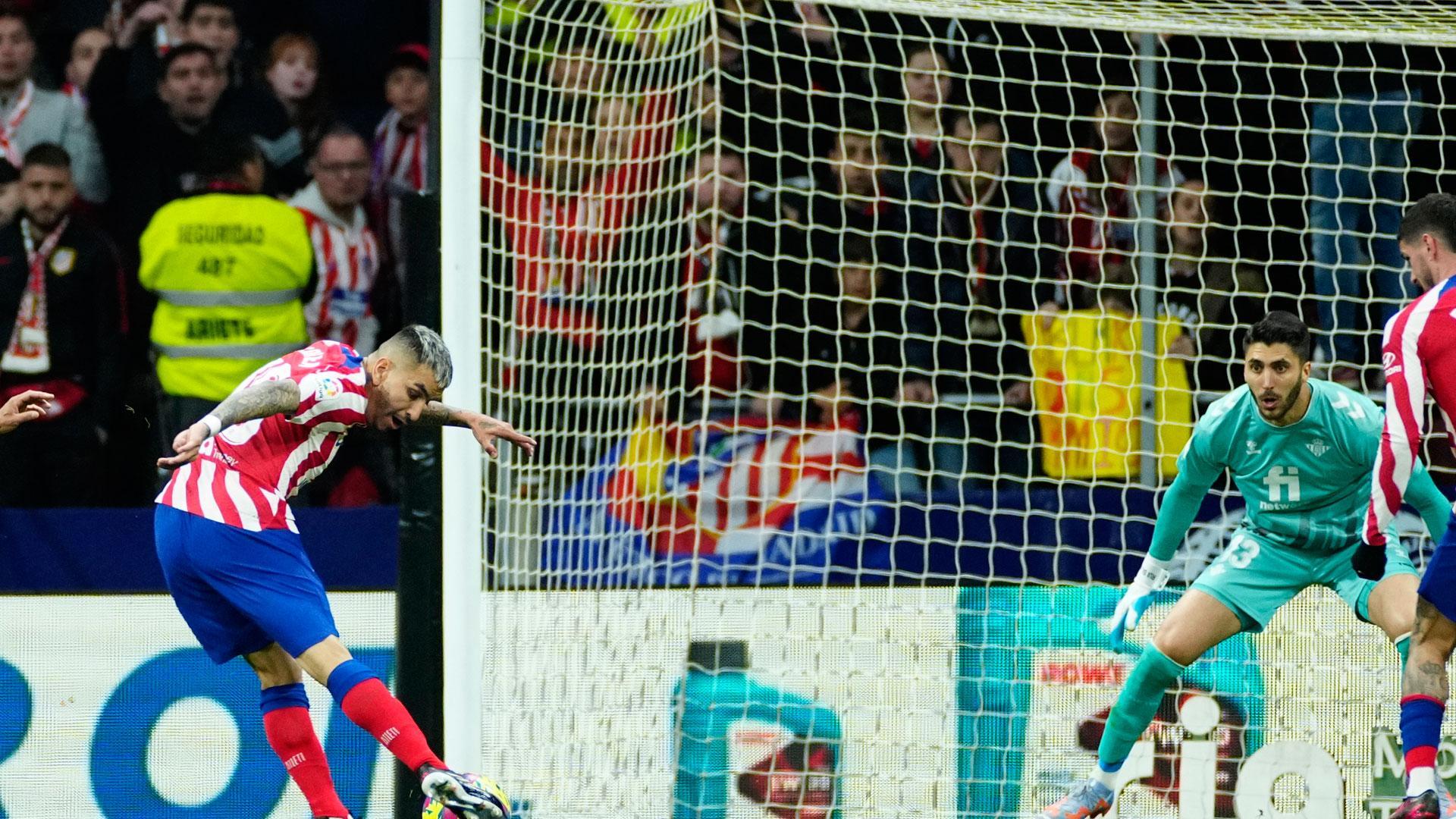 El delantero argentino del Atlético de Madrid, Ángel Correa, ,golpea el balón ante el portero del Betis, Rui Silva, para conseguir el primer gol del equipo colchonero