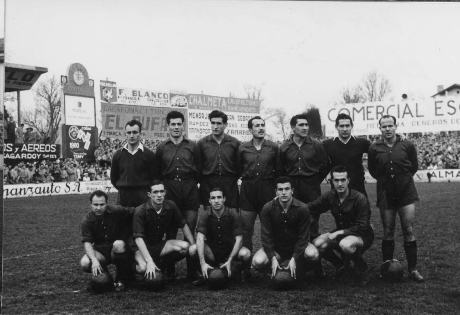 El primer triunfo (0-1). Osasuna ganó en el viejo San Mamés  el 24 de enero de 1954. Con Tomás Arnanz de entrenador, el rojillo Pauet marcó a Carmelo Cedrún el gol del triunfo en el minuto 16. Era la jornada 18 de Primera División. En la fotografía, alineación de Osasuna en la 1953-54