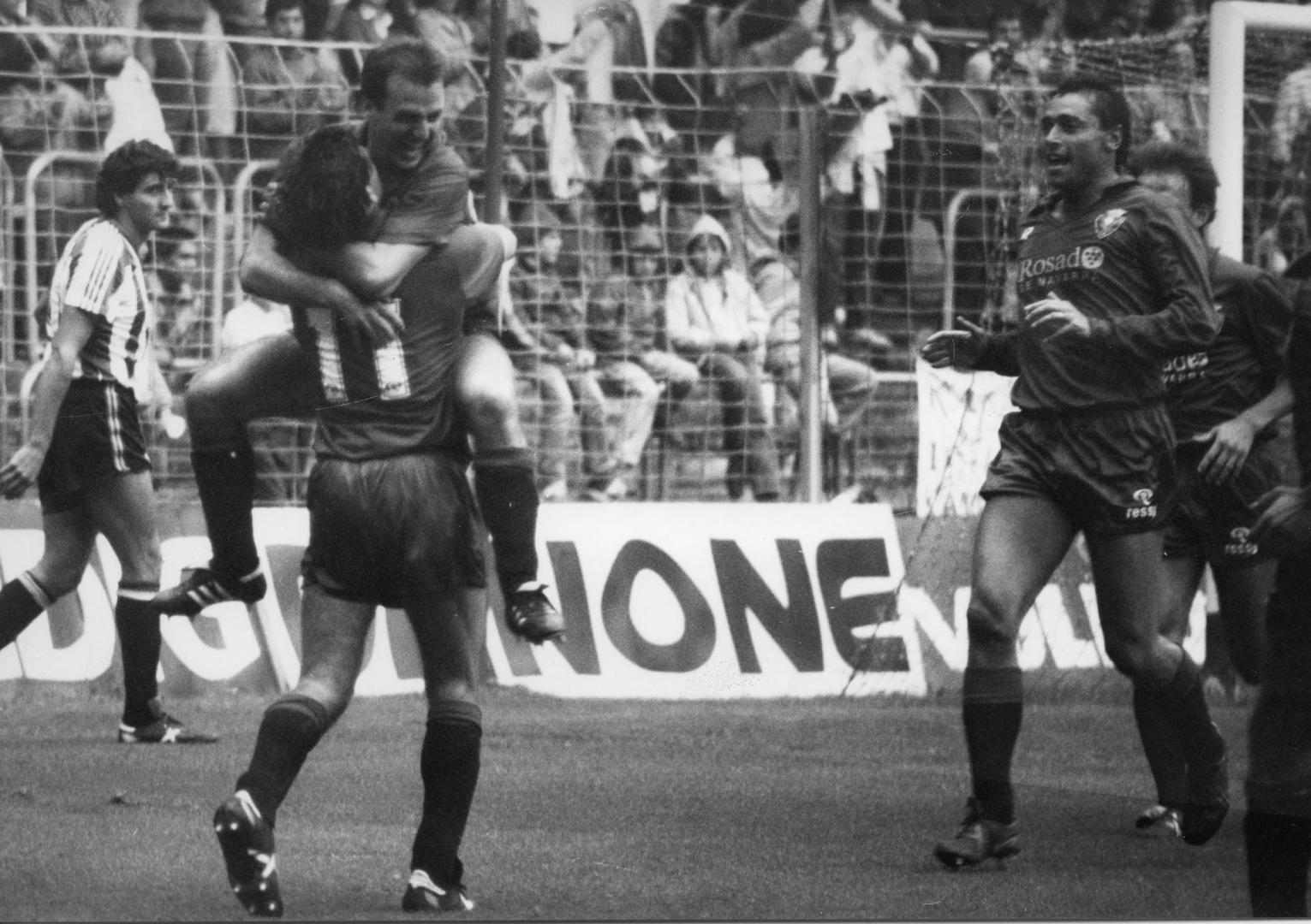 Por la salvación (0-2). Los tantos de Miguel Sola y Michael Robinson permitían a Osasuna a mediados de junio de 1987 conseguir una victoria que alimentaba las esperanzas de permanencia. Fue una campaña caótica entre grupos y play-offs.