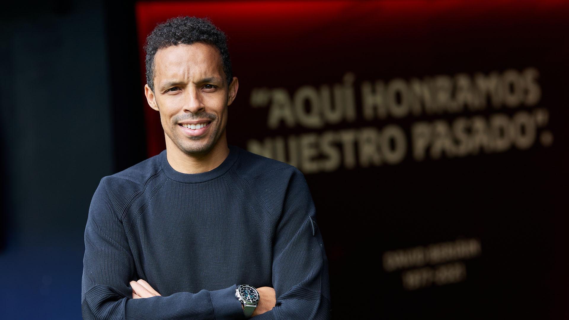 Valdo, en el túnel de vestuarios de El Sadar delante de la frase que acuñó David Beriáin