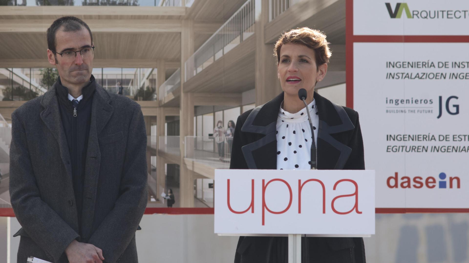 La Presidenta de Navarra, María Chivite, y el vicerrector de Economía, Planificación y Estrategia de la UPNA, Martín Larraza, durante el acto.