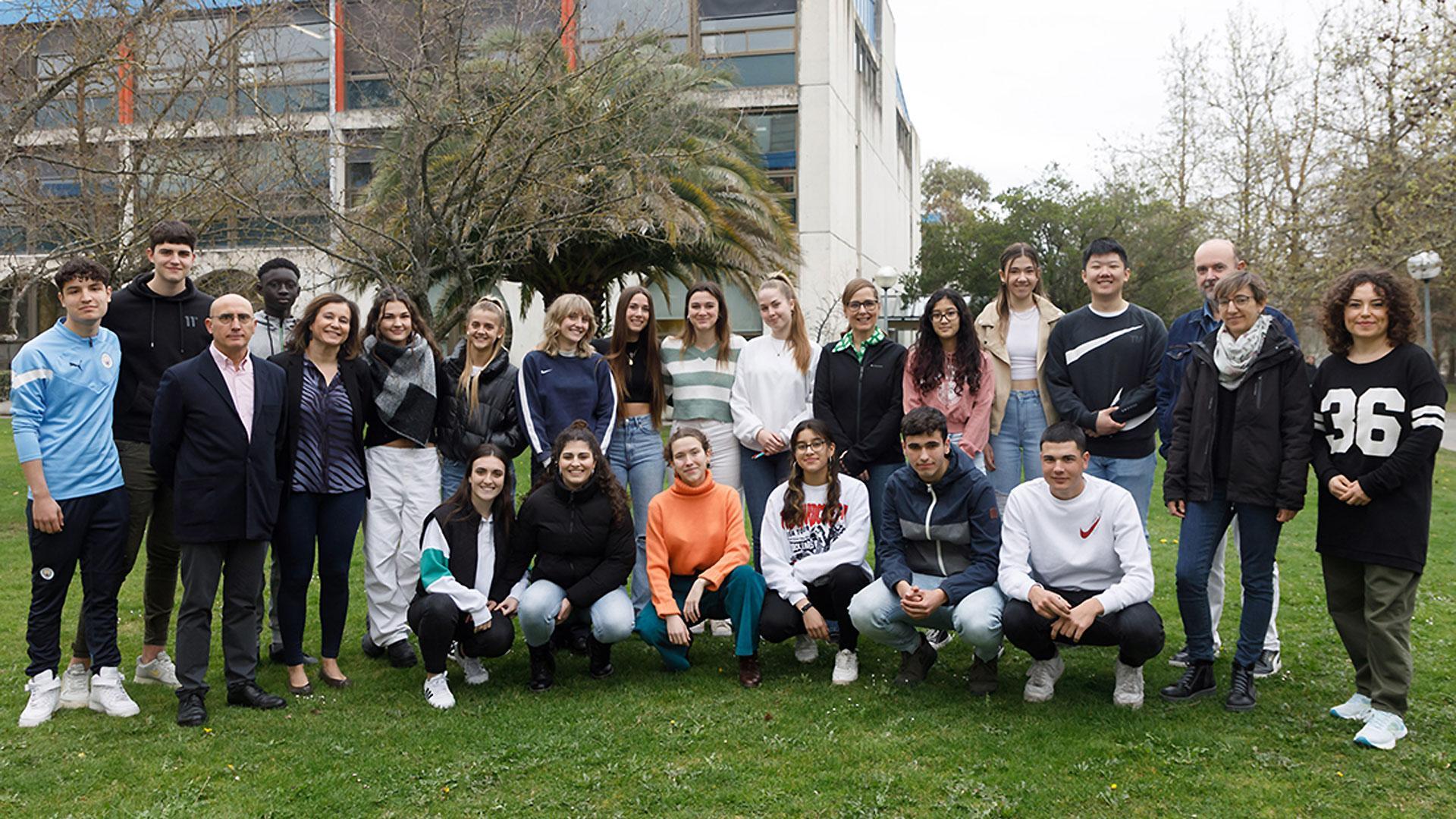Estudiantes y profesorado, antes de comenzar las pruebas de la XIV Olimpiada de Geografía