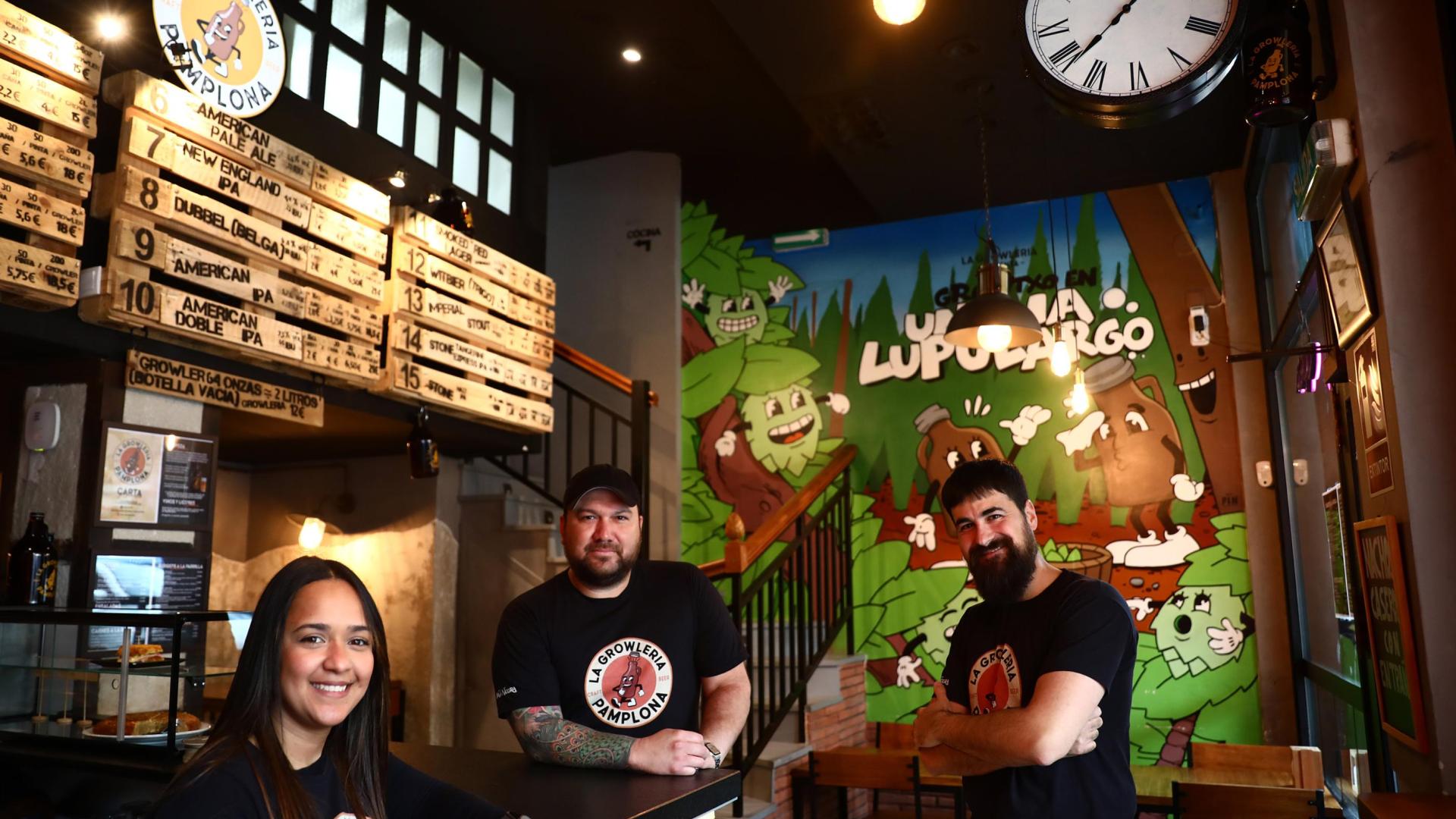 Zuly Prospert, Jorge Martínez y David Salinas, en la cervecería hamburguesería Growlería, en la calle Aoiz 20