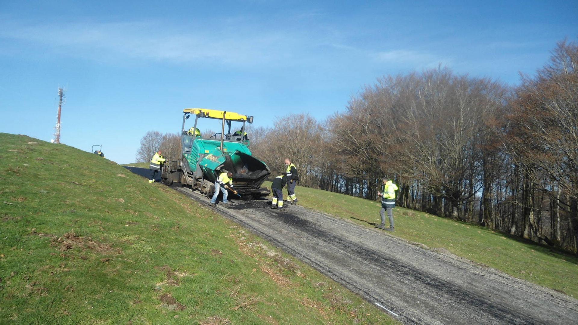 Imagen de las obras de asfaltado en Baztarla